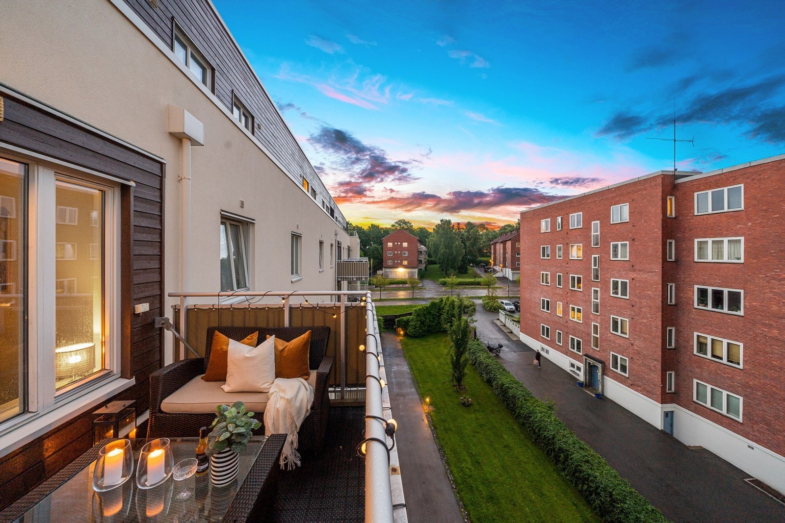 Balkongens gode størrelse gjør det enkelt å innredede med en hyggelig sittegruppe der årets varme dager kan nytes. Hvem vil du invitere på besøk? Galleribilde