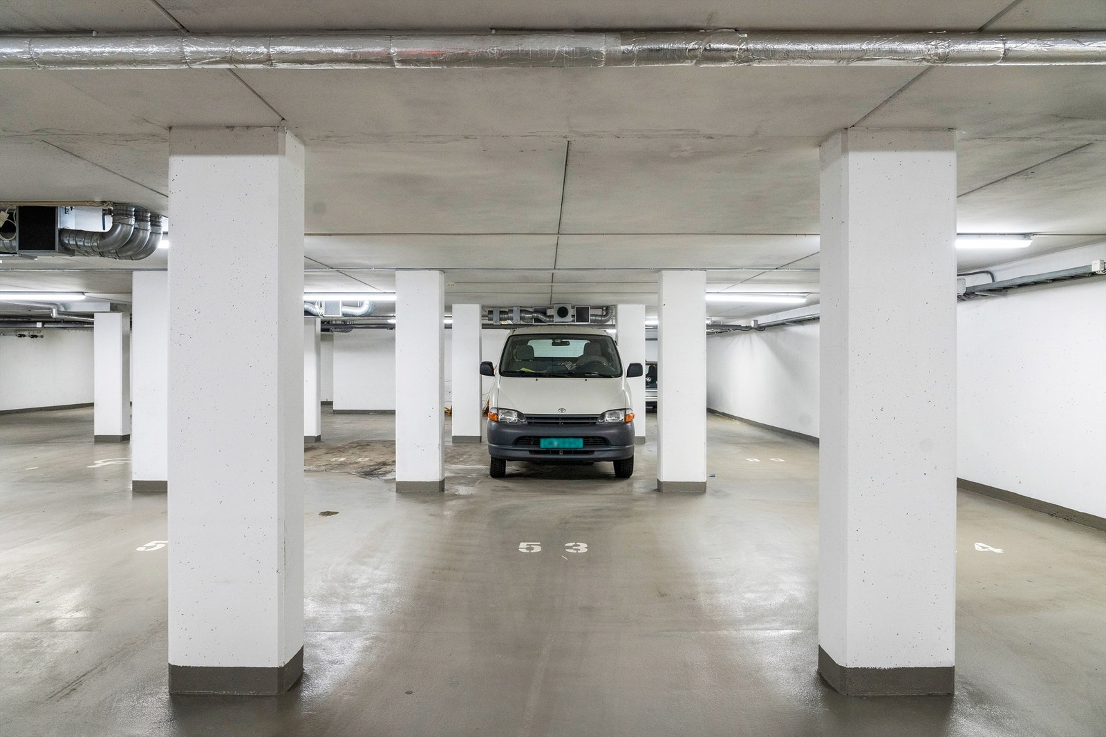 Det følger en garasjeplass med leiligheten. Denne er markert nr. 53. Det er tilgang til el-billadere i anlegget. Galleribilde