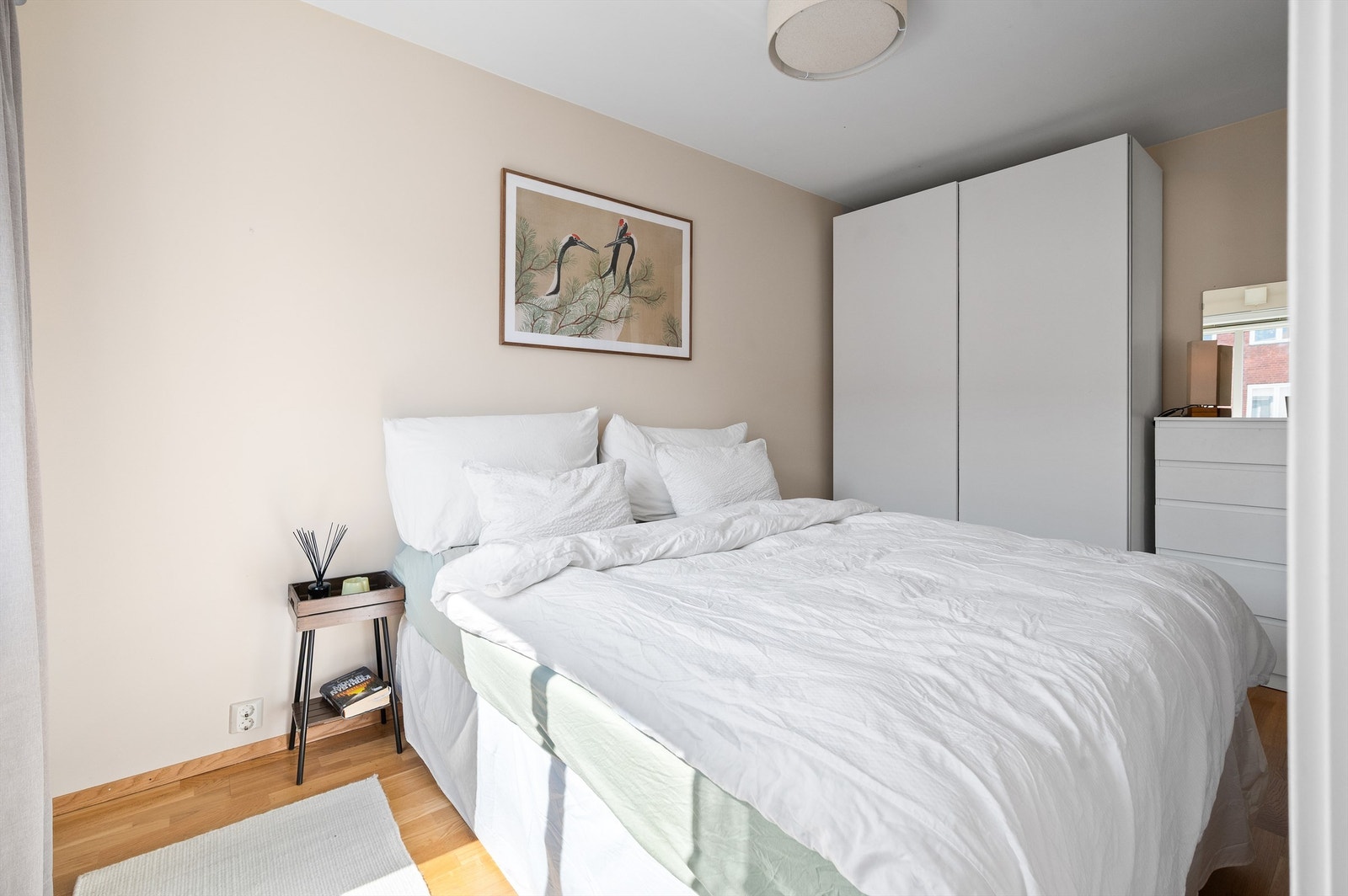 Det er også god oppbevaringsplass i et romslig garderobeskap og innvendig bod. Galleribilde