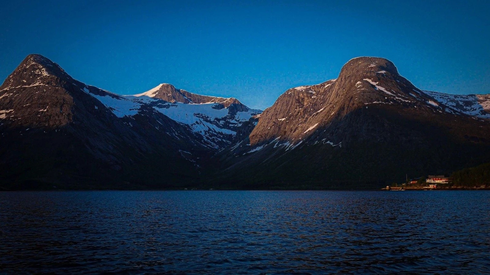 Området er omgitt av spektakulære fjell og fjorder. Galleribilde