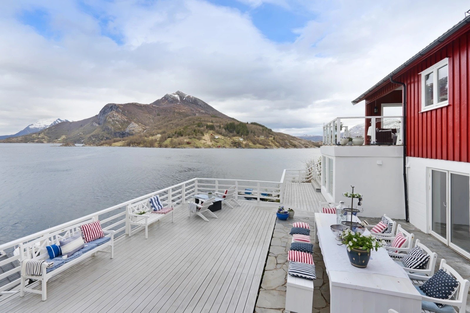 En av de større terrassene, med blant annet sittegrupper og selskapsfasiliteter. Galleribilde