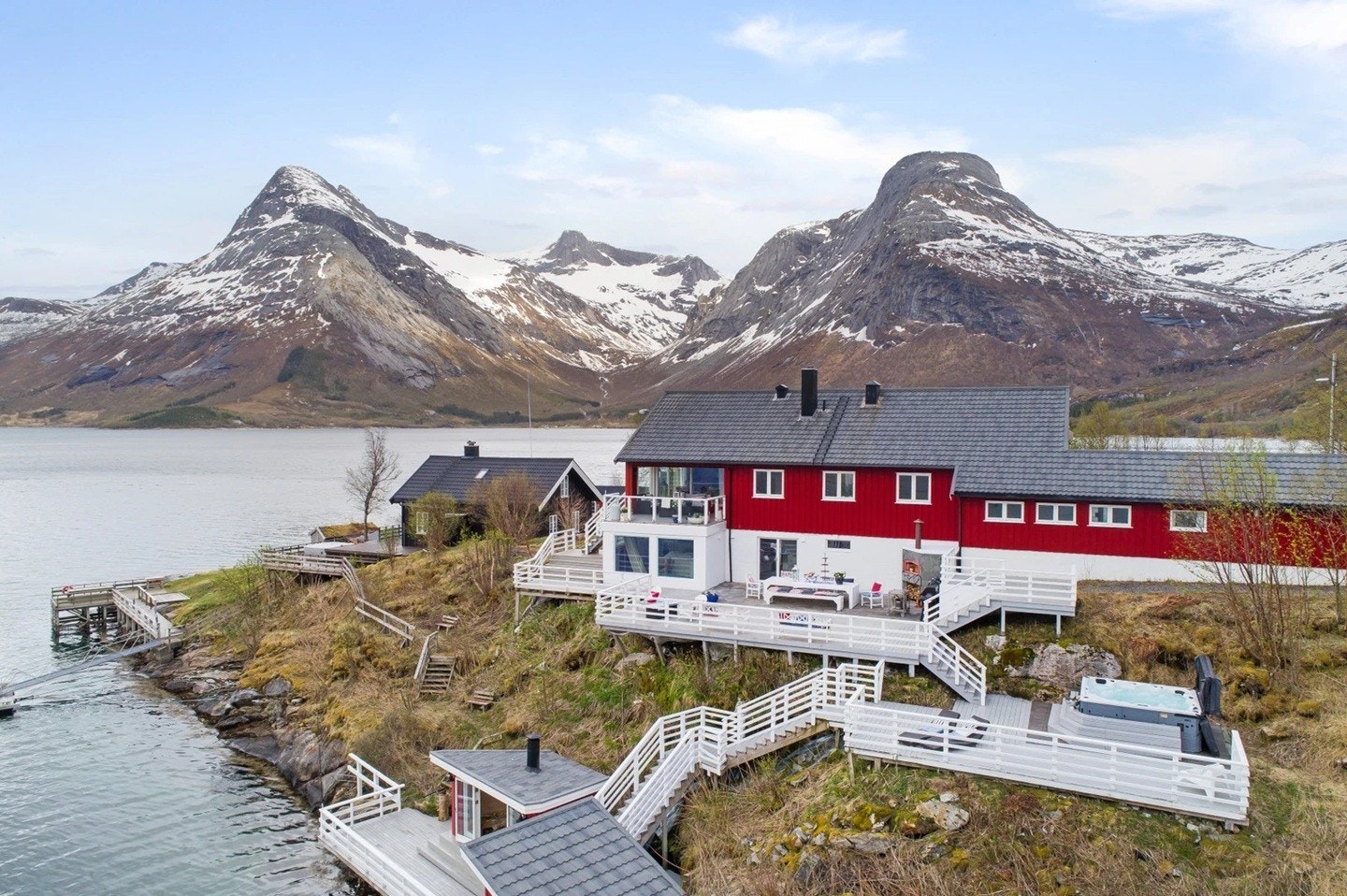 Store opparbeidete utearealer, med terrasser i flere plan. Galleribilde