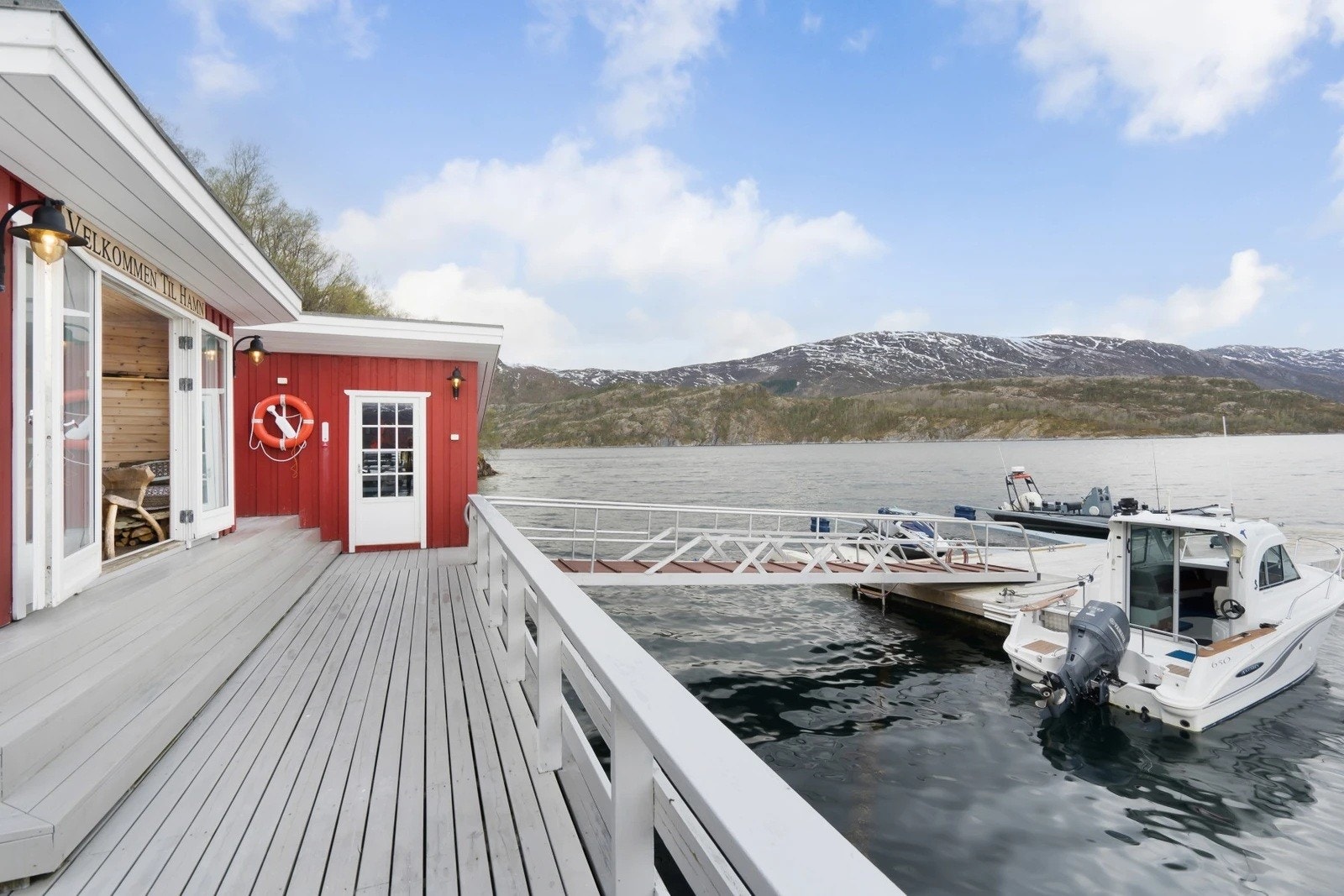 Bryggehus grillhus, og redskaps utstyrsbod. Galleribilde