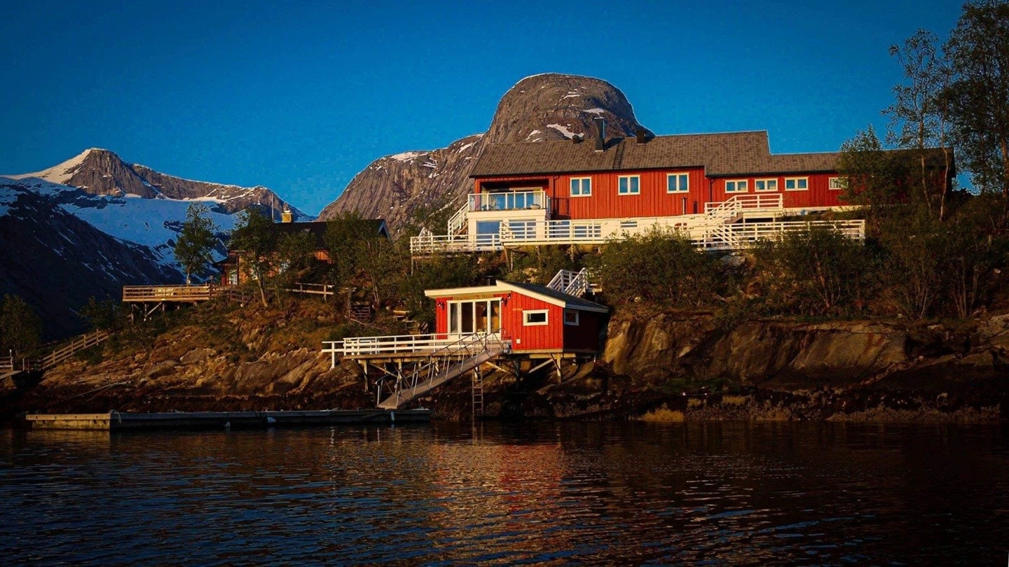 Dypvannsbrygge, bryggehus, redskapsbod, store terrasser. Galleribilde
