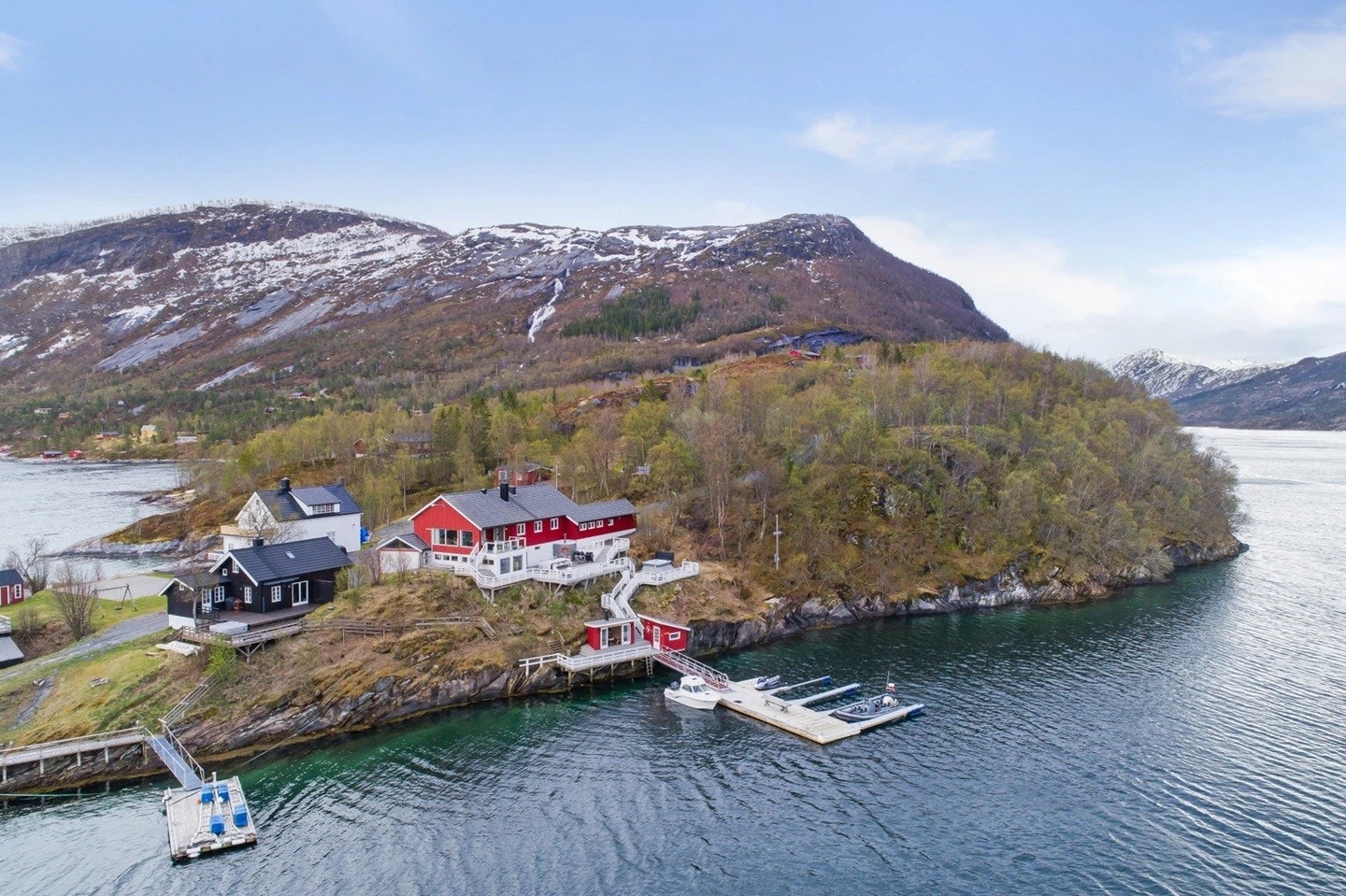 Eiendommen er omkranset av storslått natur, til lands og til vanns. Galleribilde