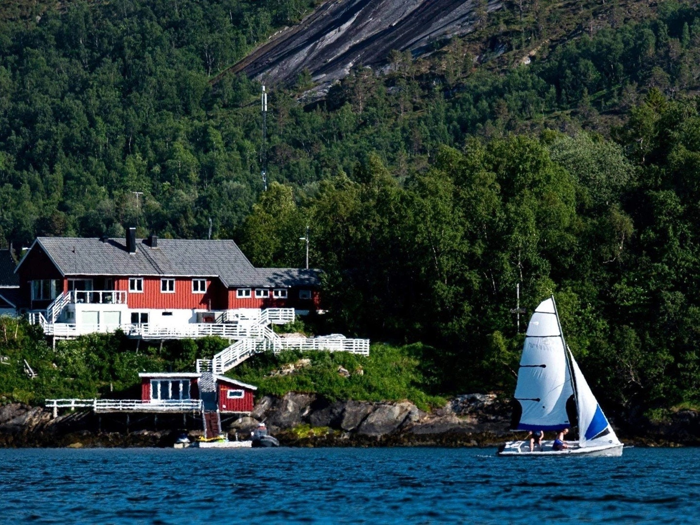 Idyll i sjøkanten. Galleribilde