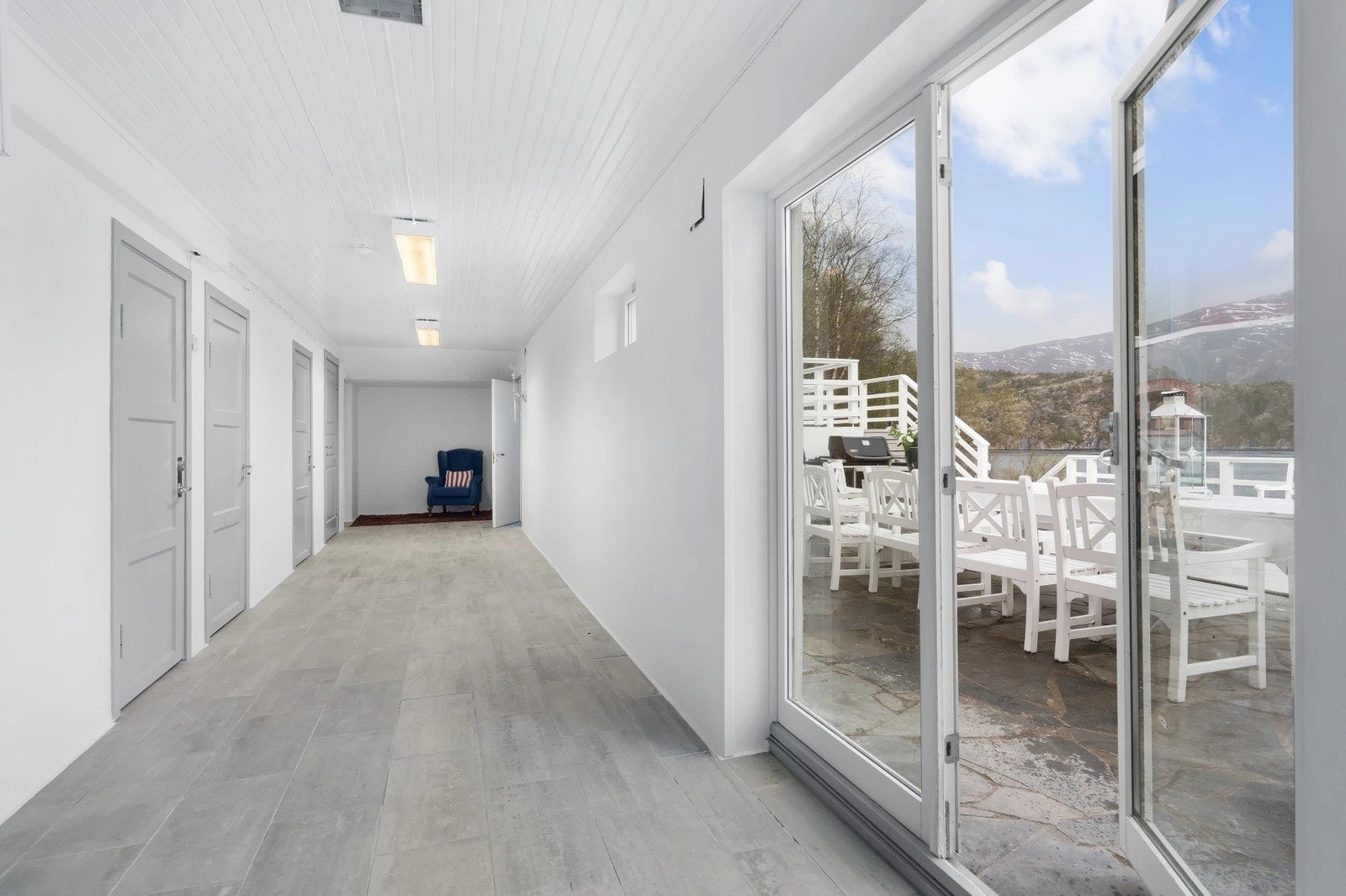 Romslige Hall gangareale underetasje, utgang terrasse. Galleribilde