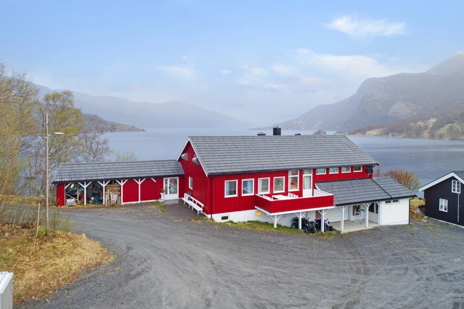 Adkomst eiendommen, garasjeanlegg, samt rikelig med parkeringsplasser. Galleribilde