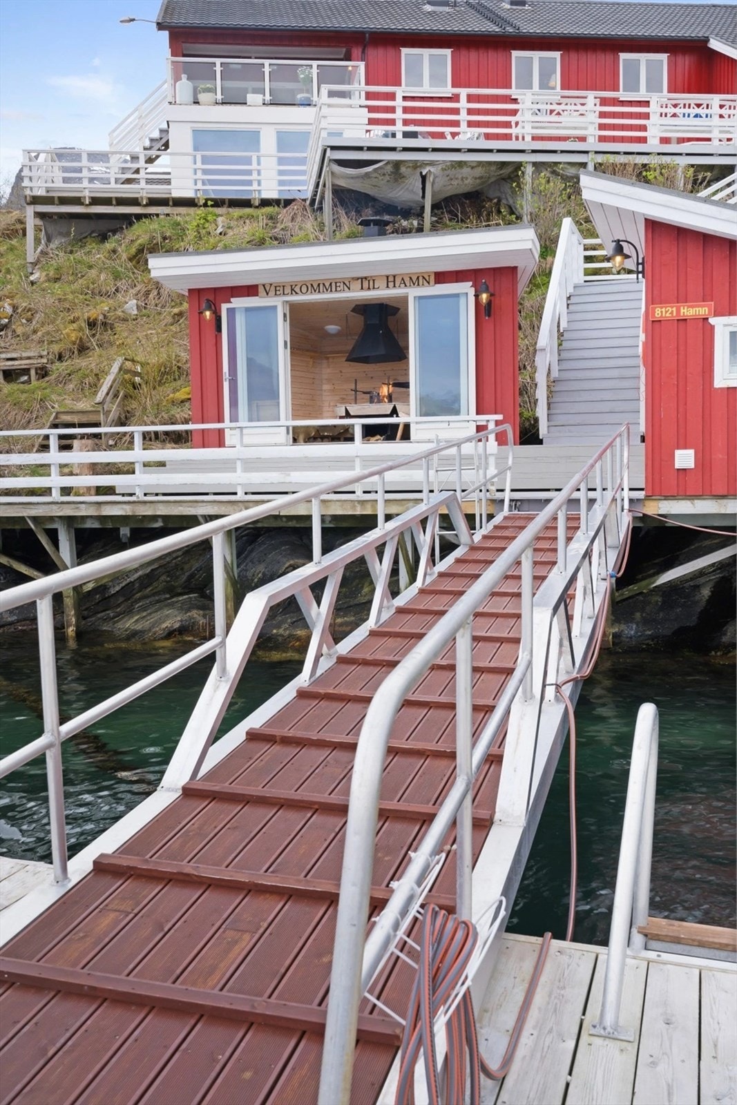 Solid landgang fra dypvannsbrygge. Galleribilde