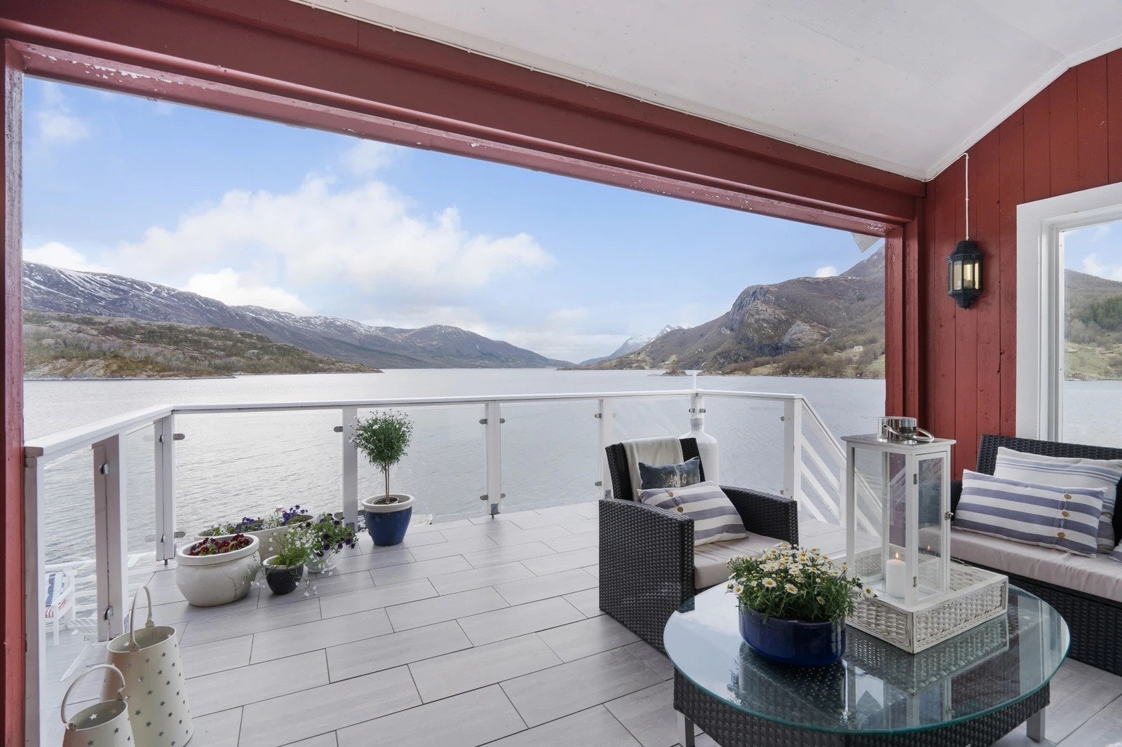 Overbygget terrasse med utgang fra stue. Galleribilde