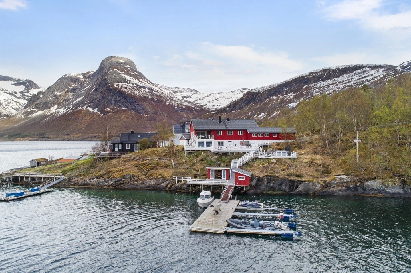 Hamn 12. Unik eiendom i sjøkanten. Bruksmulighetene er mange, fritidseiendom, feriesenter, fiske-camp mm. Galleribilde