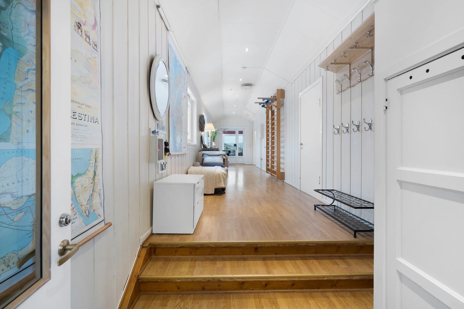 Stor hall i tilknytning til inngangsparti. Galleribilde