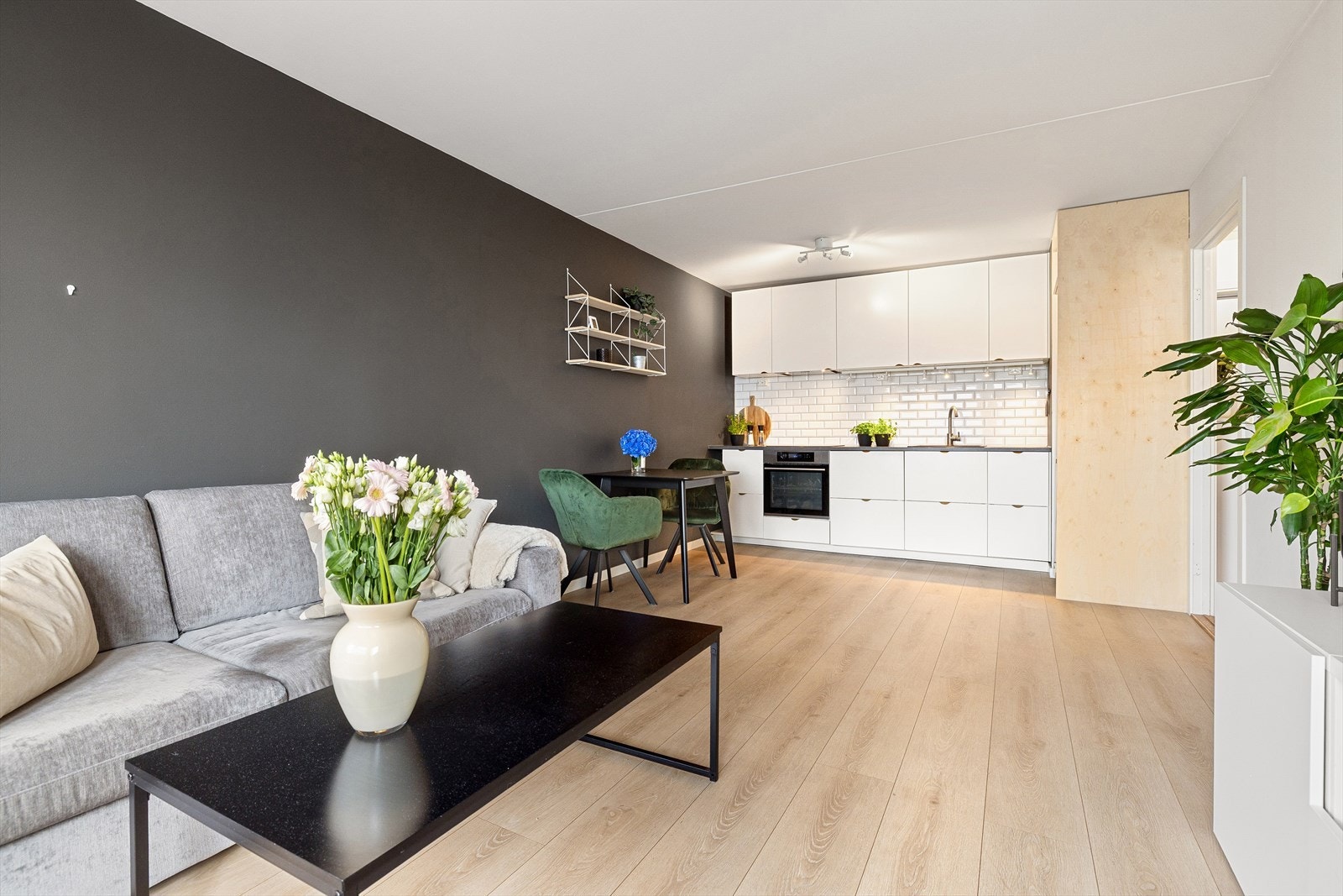 Leiligheten har stilrene og gjennomførte overflater med en-stavs laminat og lune fargevalg. Det er tettet igjen en dør mellom hoveddel og hybeldel. Galleribilde