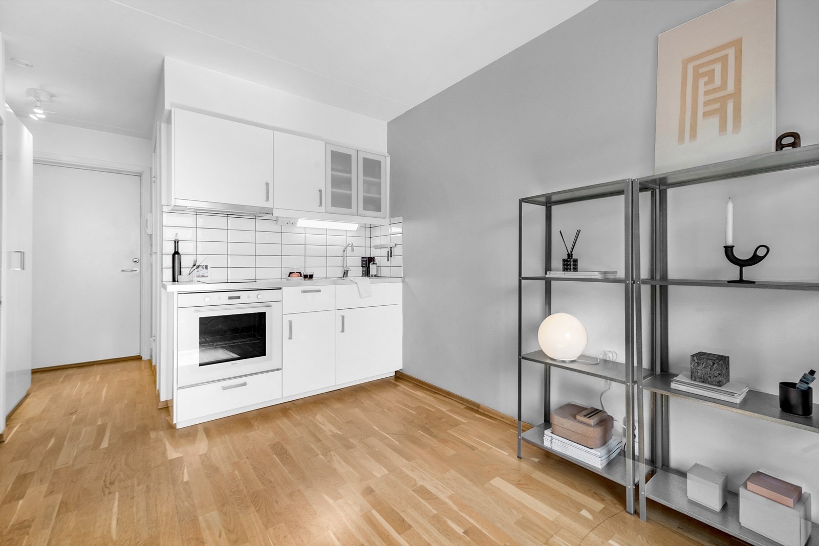 Leilighetens separate hybel. Selger opplyser at hybelen er leid ut for 12 000,-. Galleribilde