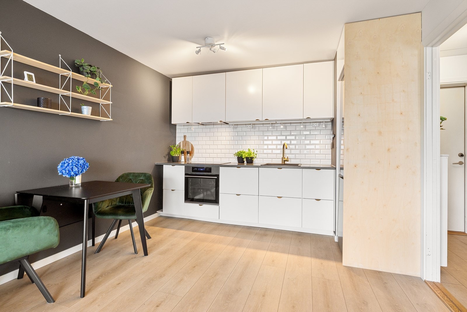 Lyst, moderne kjøkken med masse lagringsplass i både skap og skuffer. Galleribilde