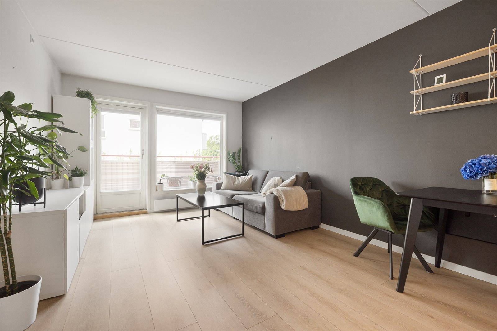 Leiligheten er på 40 kvm og inneholder entré, åpen stue- og kjøkkenavdeling, soverom og bad. Galleribilde