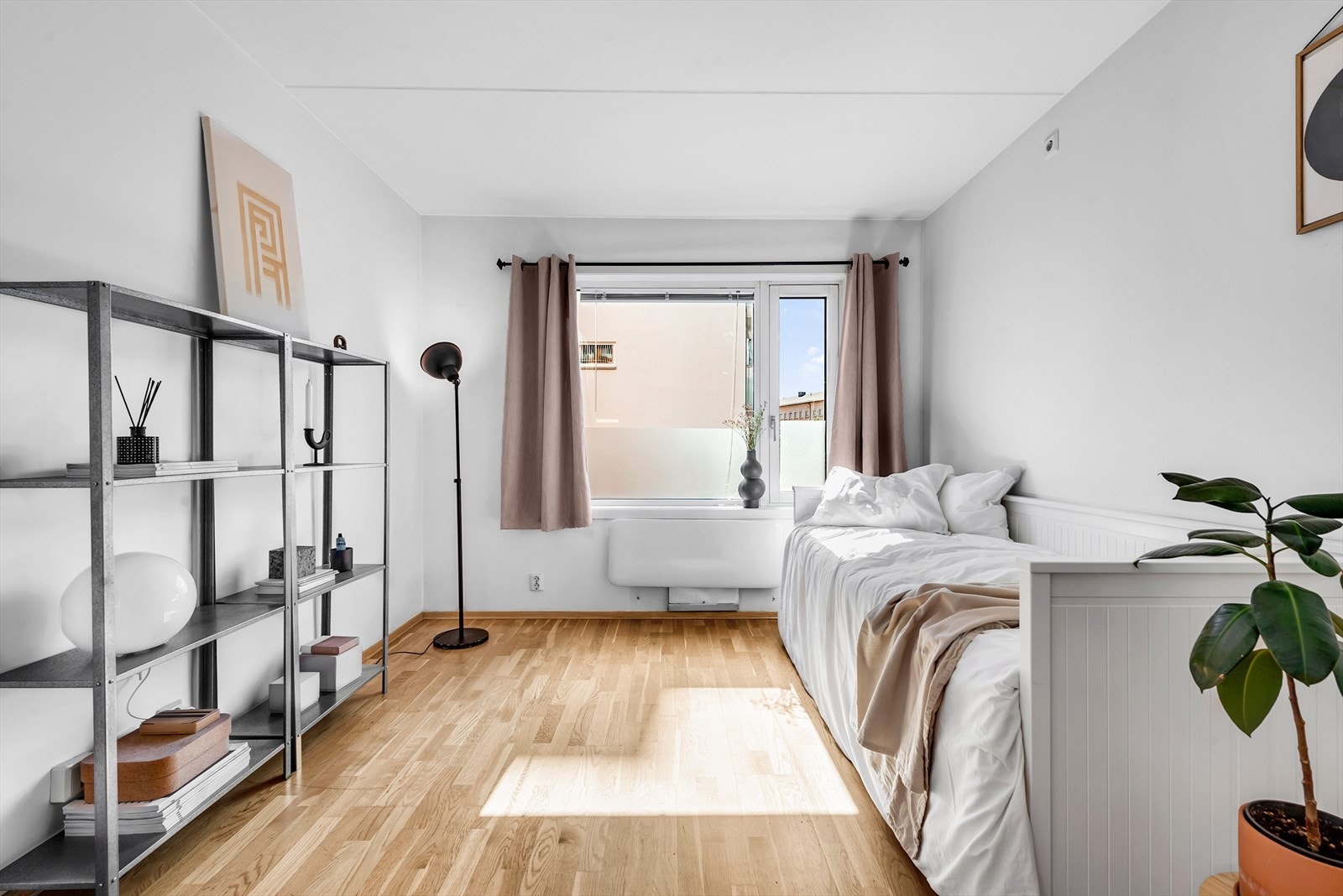 Stor og lys stue med muligheter for møblering i flere soner. Galleribilde