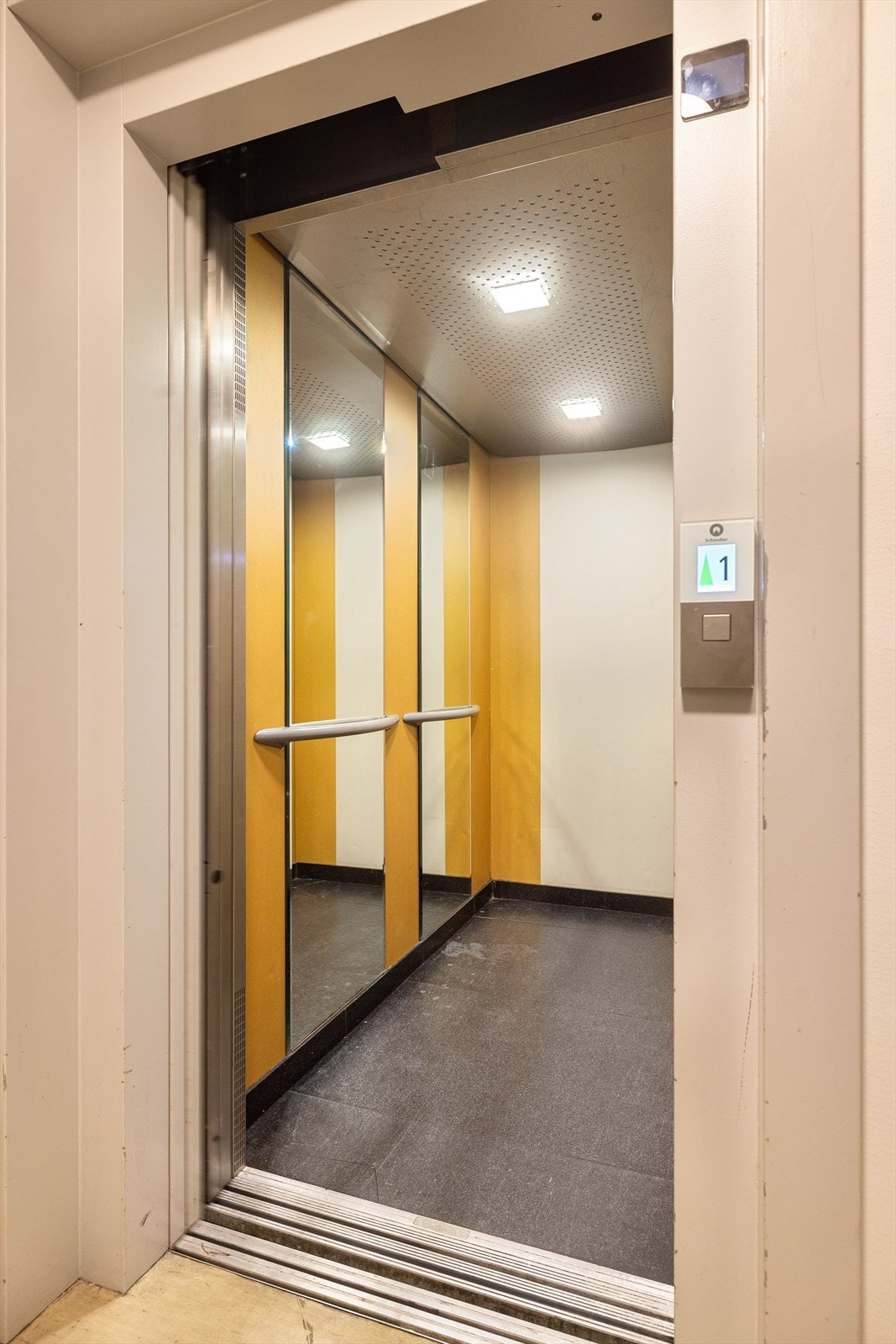 Det er heis i bygget. Galleribilde