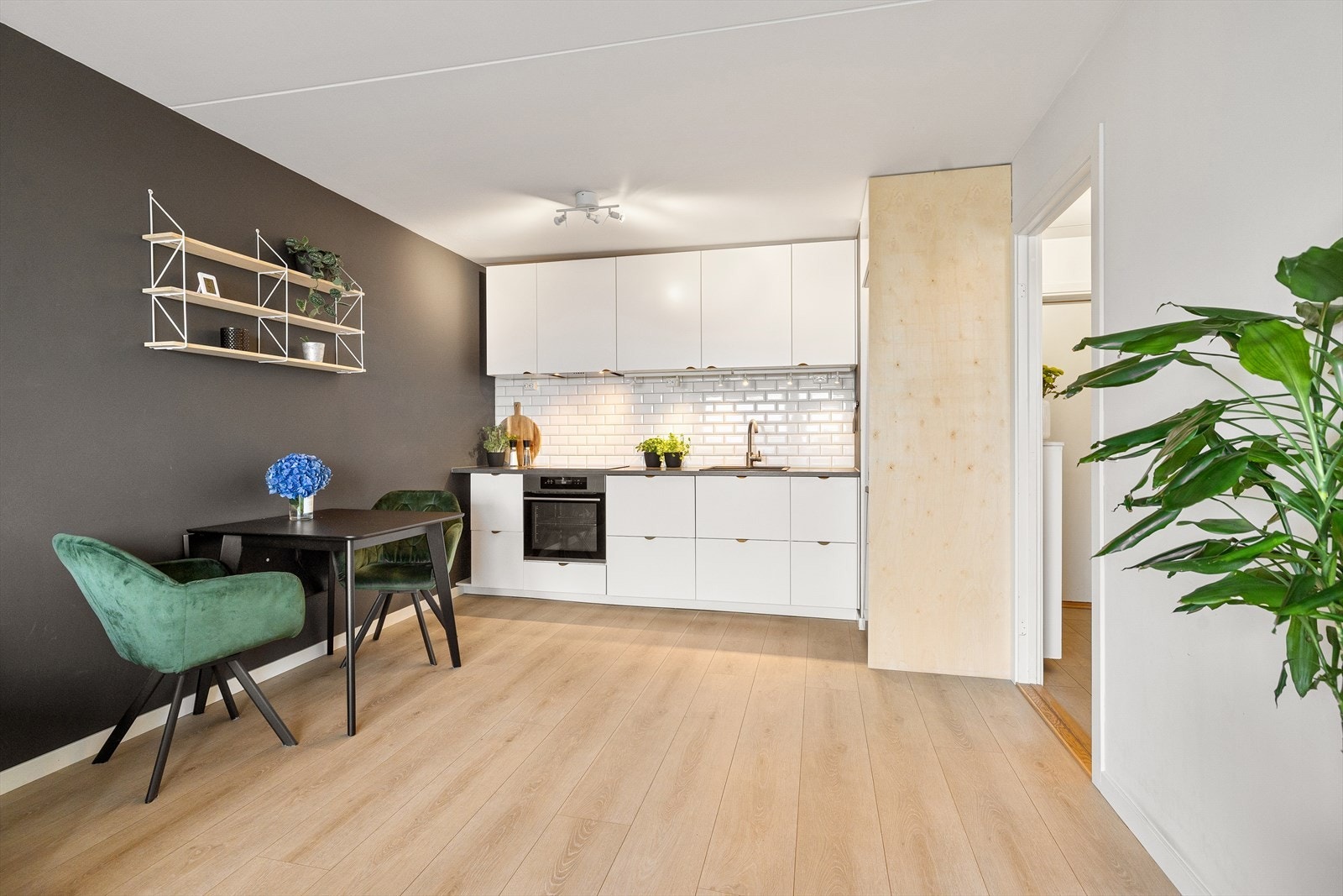 Det er plass til stor sofagruppe med tilhørende sofabord og tv-møblement samt spisebord ved kjøkkenet. Galleribilde