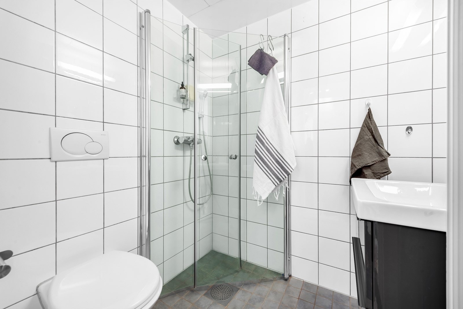 Delikat bad i samme stil som hoveddelen. Galleribilde