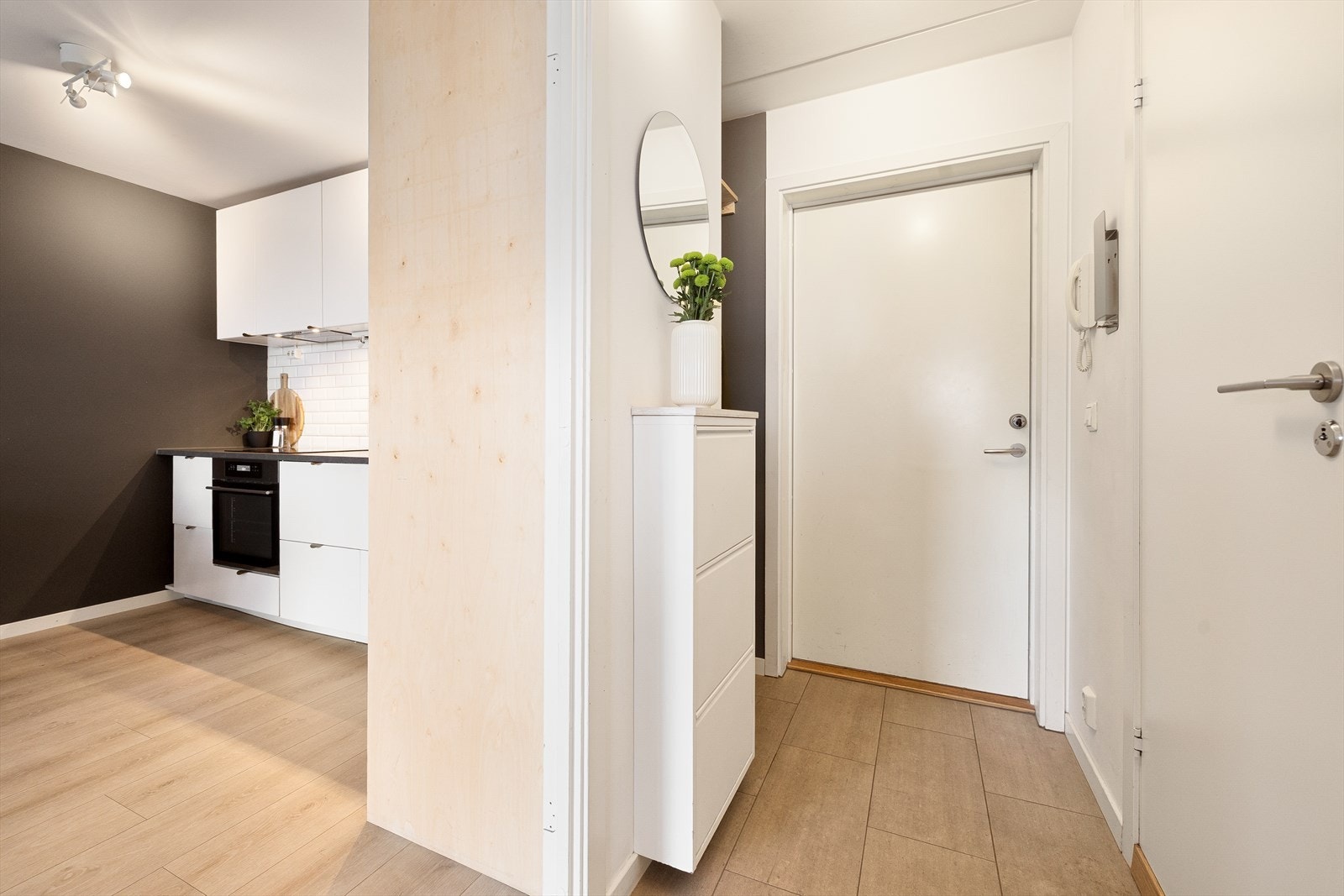 Gangen sikrer et godt førsteinntrykk av boligen. Galleribilde