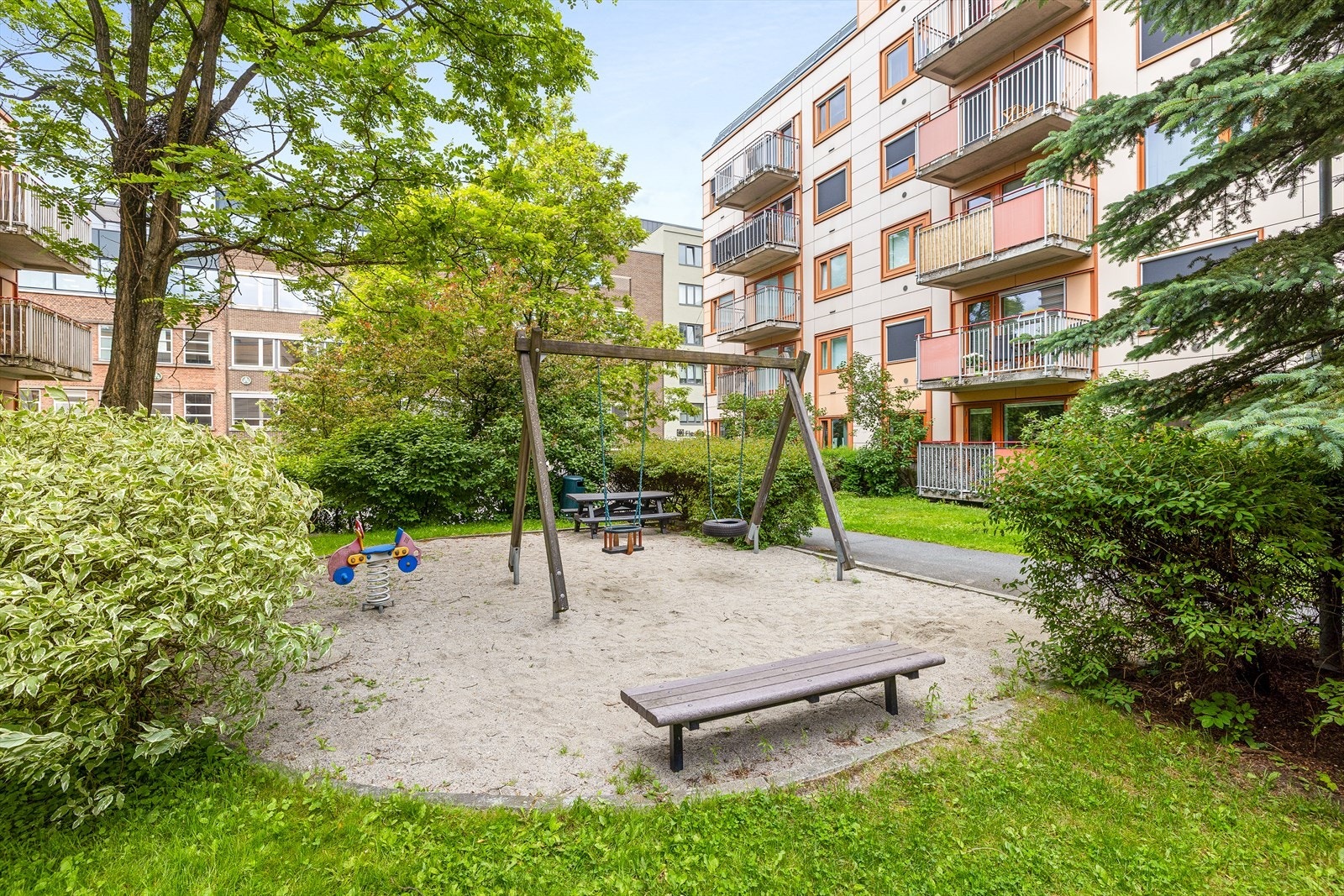 I Sinsenveien 5A bor man i grønne omgivelser med pent opparbeidet fellesareal. Galleribilde