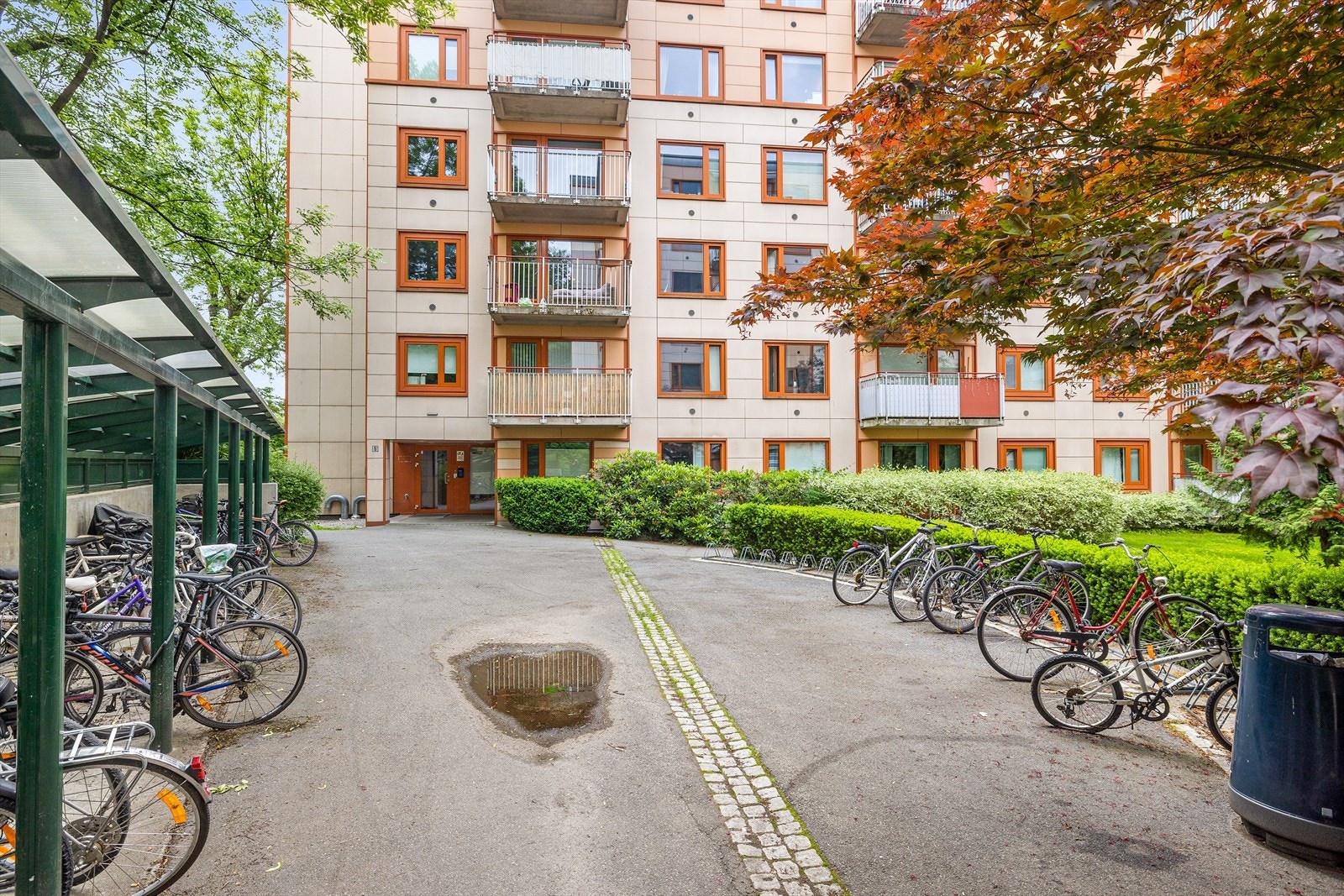 Det er sykkelparkering, lekeapparater og sittegrupper for beboerne. Galleribilde