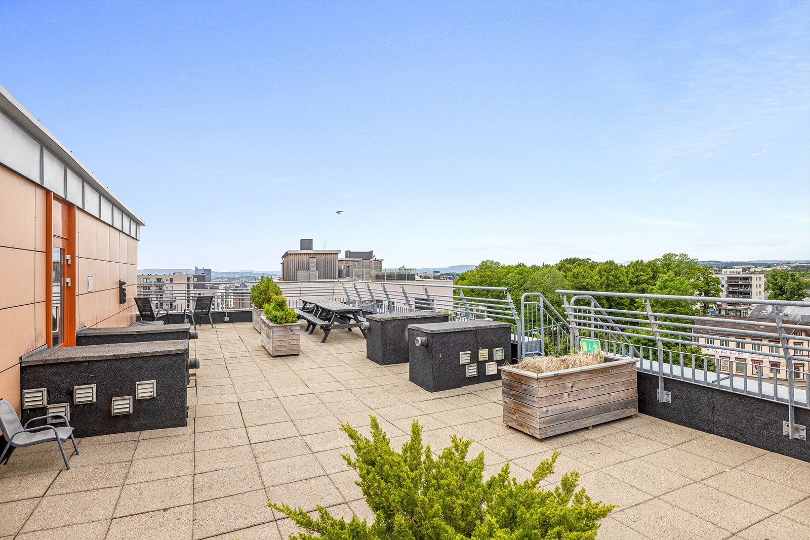 Her er det flere sittegrupper og beplantning. På takterrassen kan du nyte solen hele dagen. Galleribilde