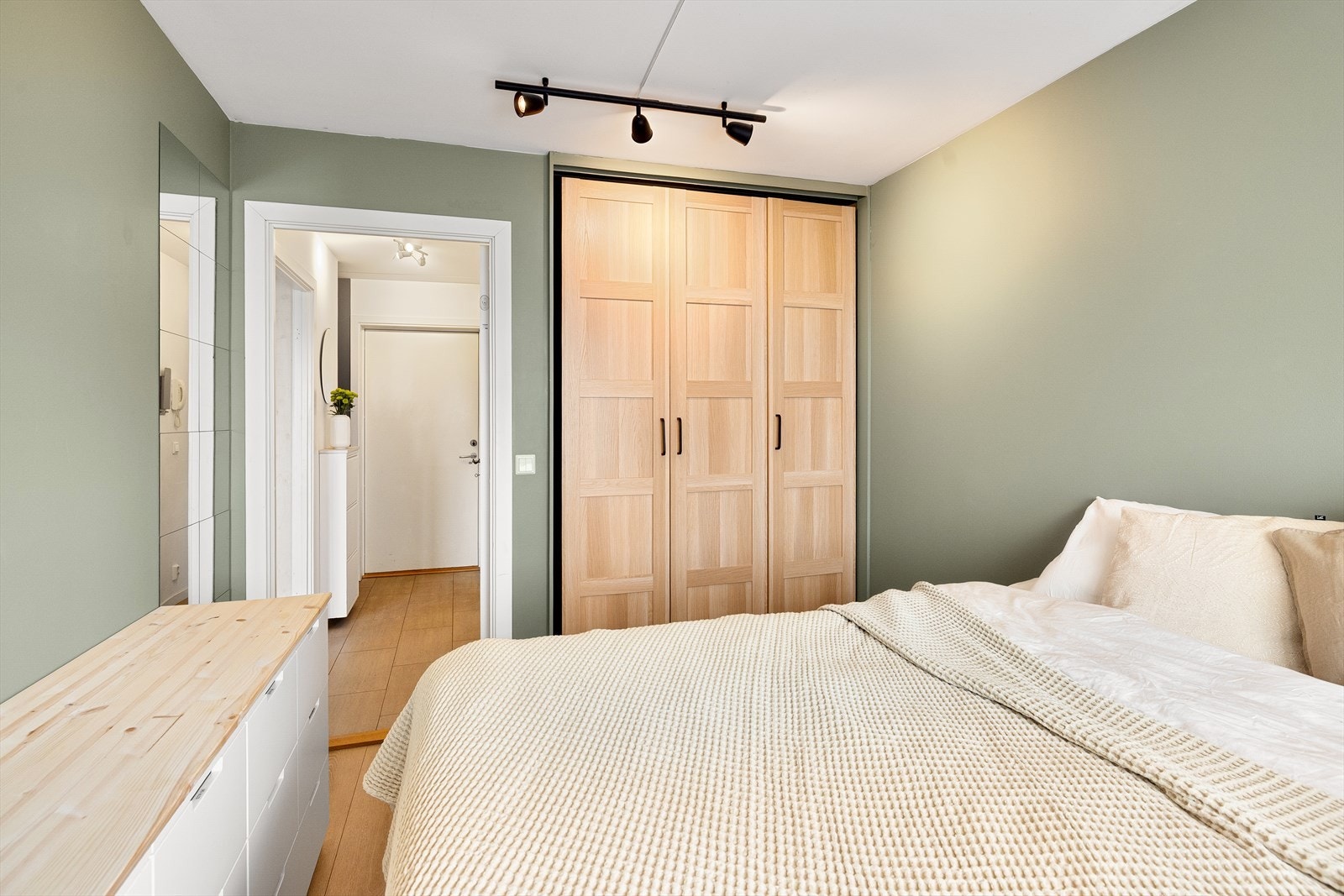 På soverommet er det rikelig med areal til dobbeltseng med tilhørende nattbord og innholdsrik garderobeløsning langs den ene veggen. Galleribilde