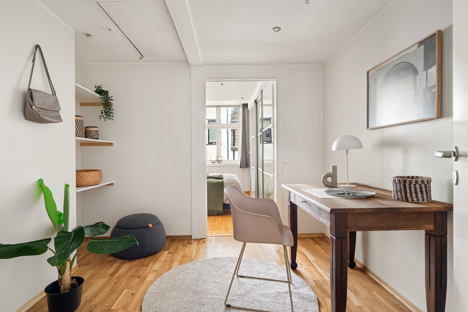 Et allsidig rom mellom kjøkken og soverommet. Egen inngang til badet - ideelt som kontor, garderobe, eller ekstra oppbevaringsplass. Galleribilde