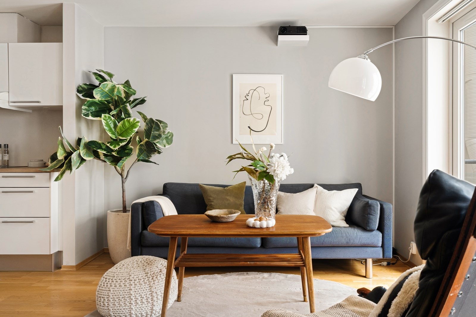 Stuen har flere innredningsmuligheter og god plass for en stor sofagruppe og spisebord Galleribilde