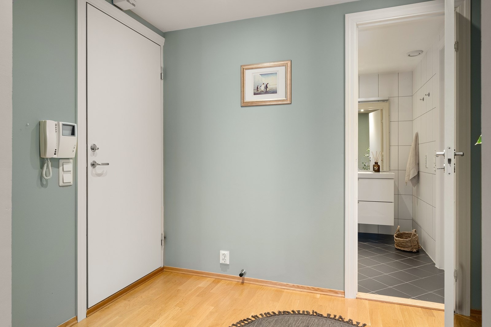 Badet har praktisk tilkomst fra to sider, noe som gjør det lett tilgjengelig fra begge soverommene - en smart og funksjonell løsning for hverdagsbruk. Galleribilde