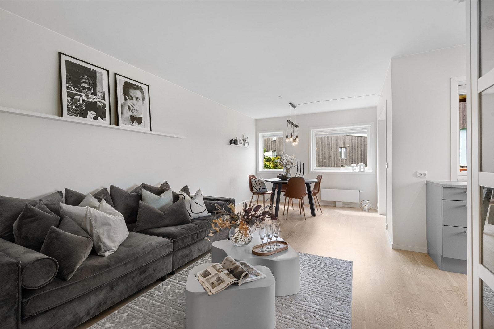 Velkommen til Sandangersvingen 1, en flott og moderne gjennomgående 4-roms leilighet, beliggende fint til på Skadberg, med kort vei til Sola og arbeidsplassene på Sola. Galleribilde