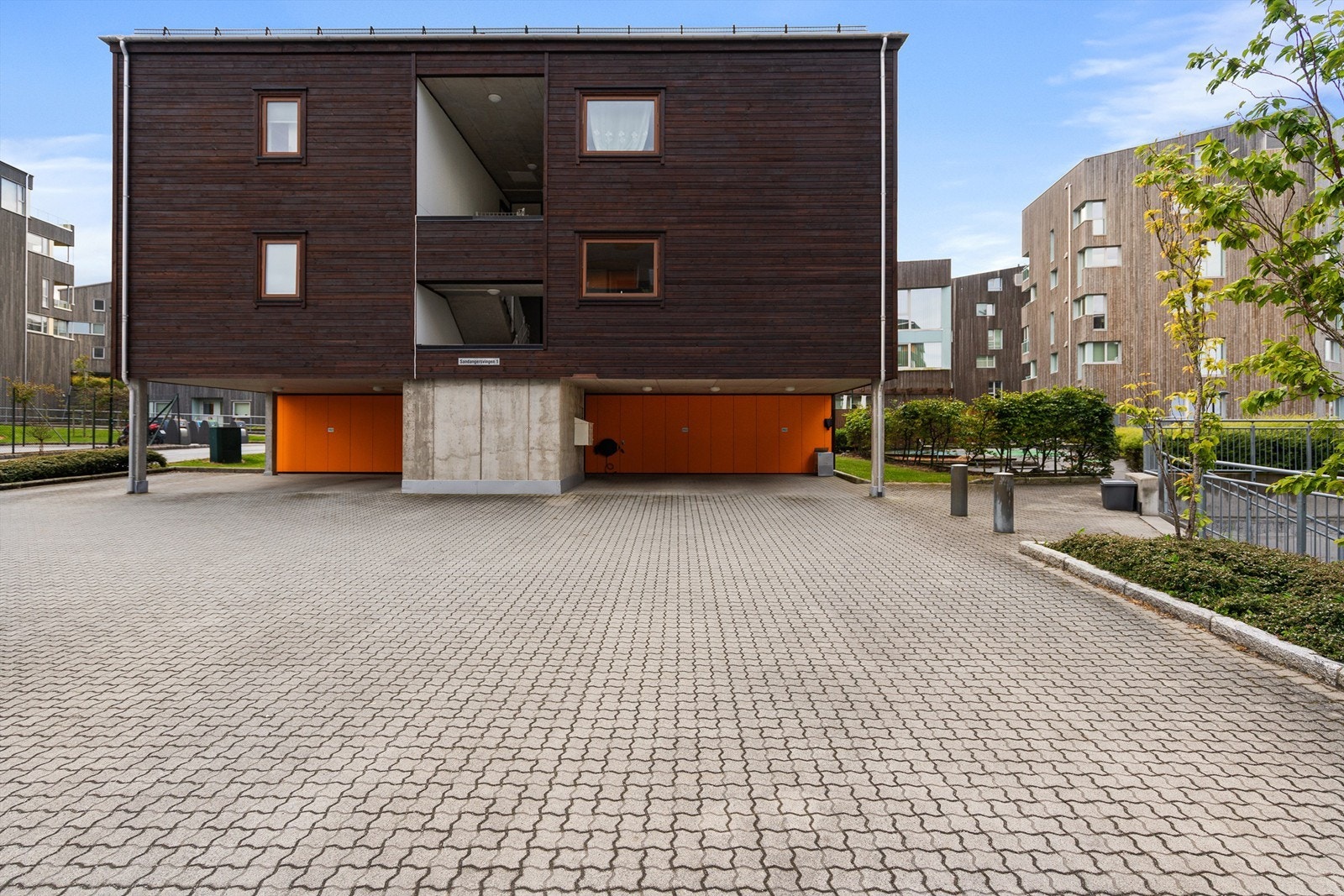 Parkering i carport med mulighet for elbil-lader. Heis opp til leiligheten. Galleribilde