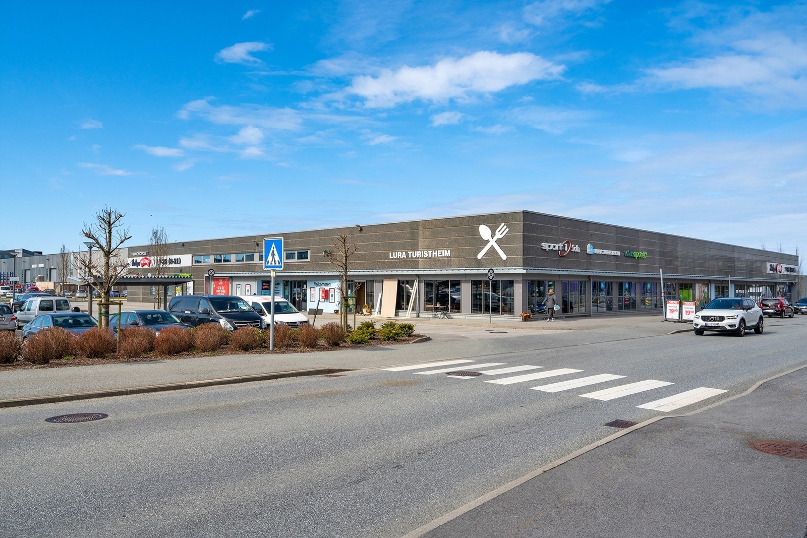 Sola sentrum med butikker m.m. er i kort avstand unna. Galleribilde