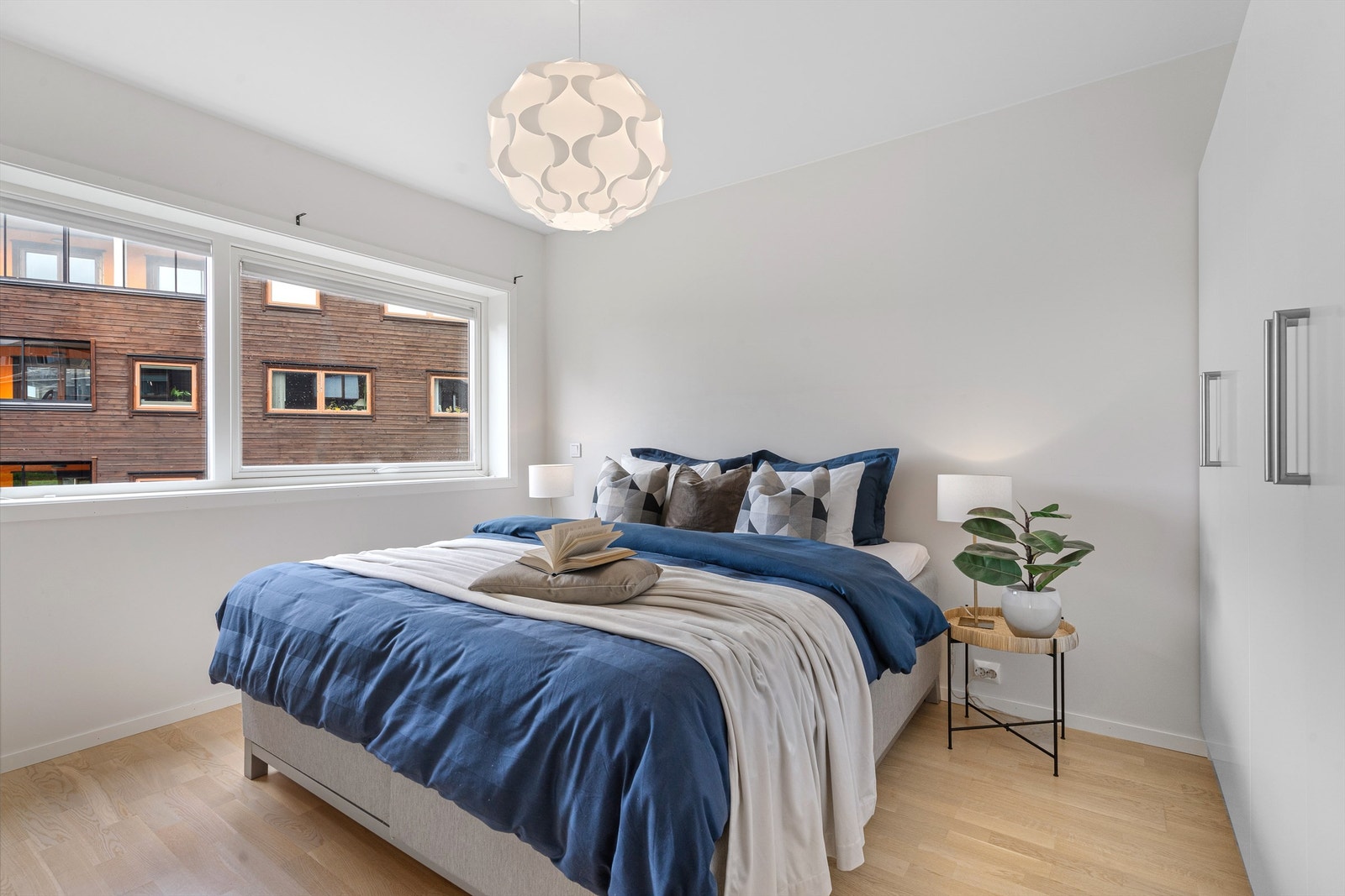 Soverom III som er hovedsoverom er av meget god størrelse med plass til dobbeltseng, nattbord og har stort walk-in-closet. Galleribilde