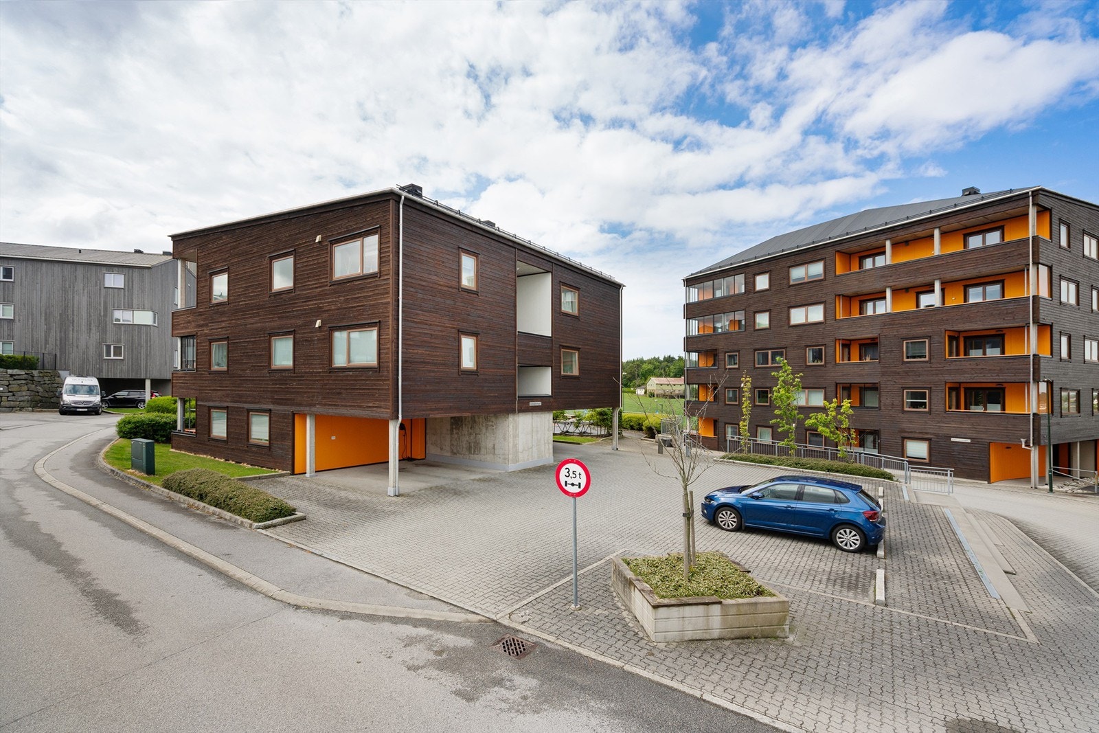 Sameiet består av 6 seksjoner. Godt med gjesteparkering utenfor bygget. Galleribilde