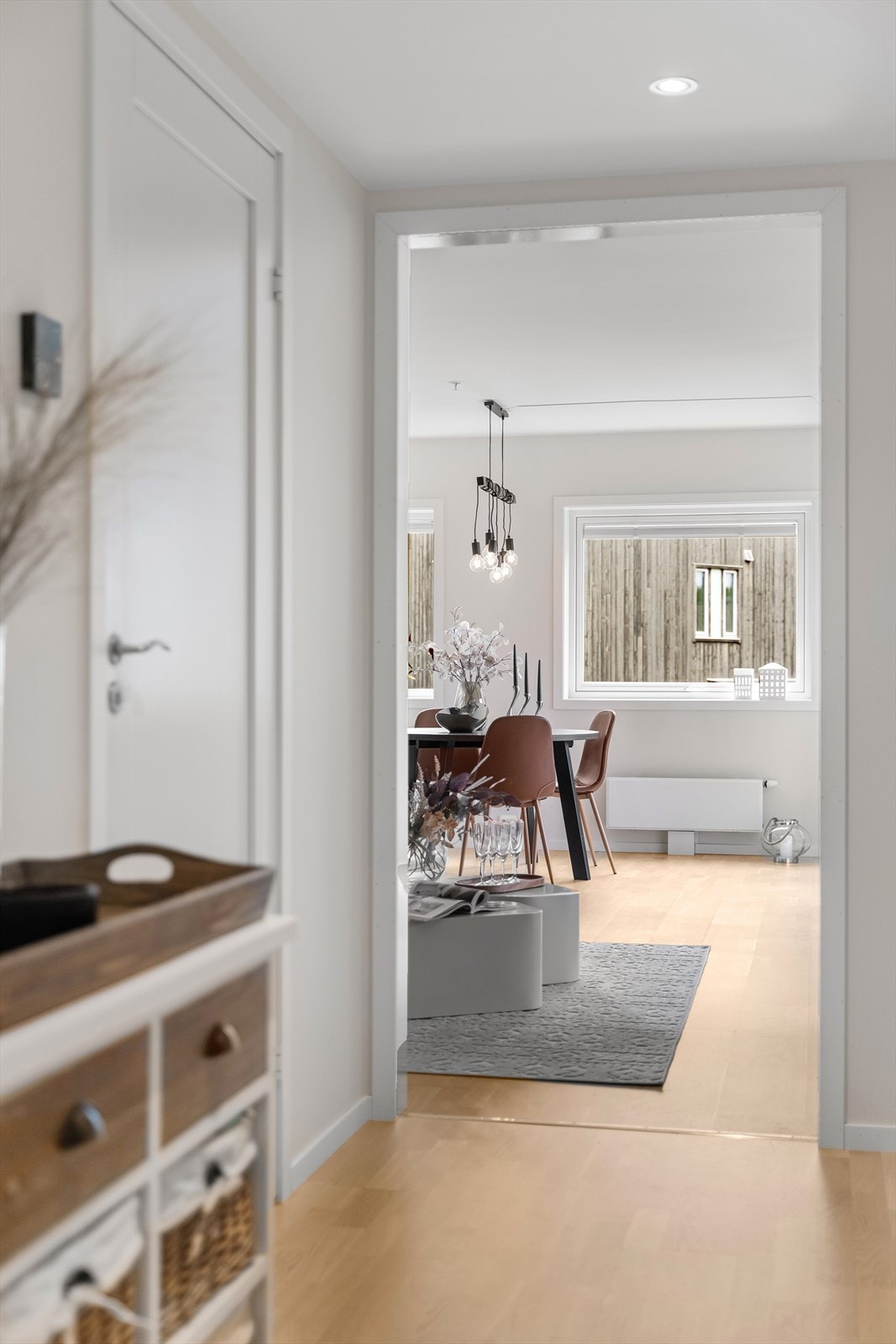 Videre fra entré kommer man inn til kjøkken og stue, med utgang til balkong. Galleribilde