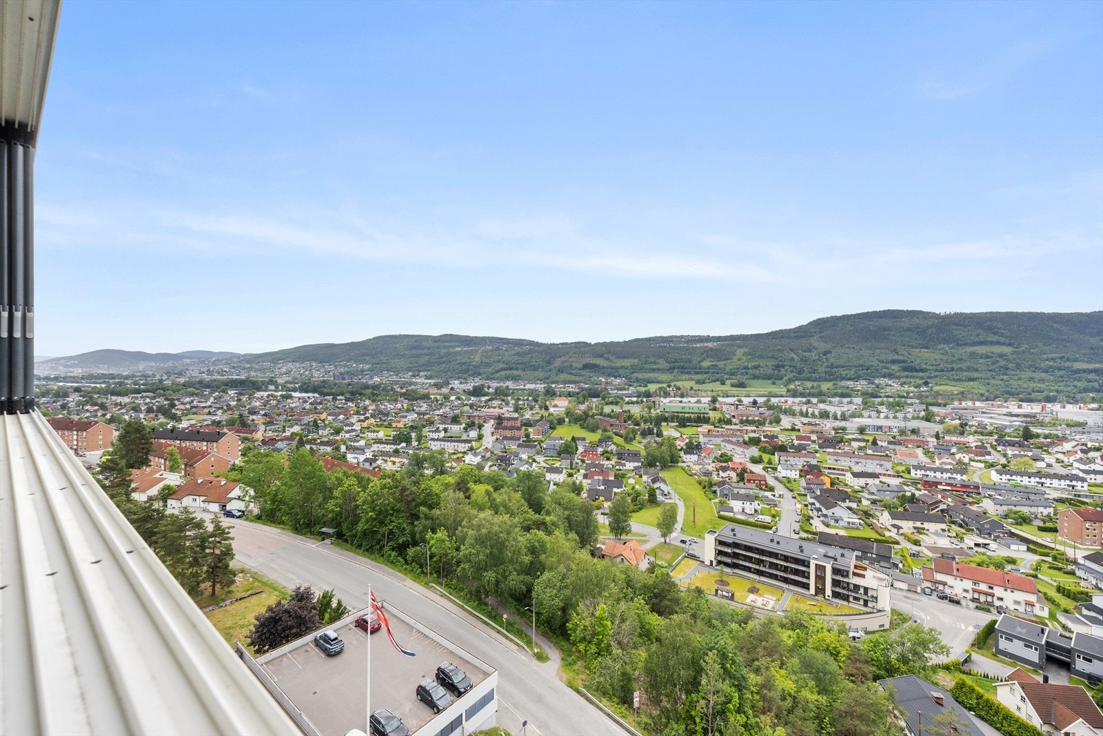 Leiligheten ligger høyt og fritt med fantastiske utsiktsforhold Galleribilde