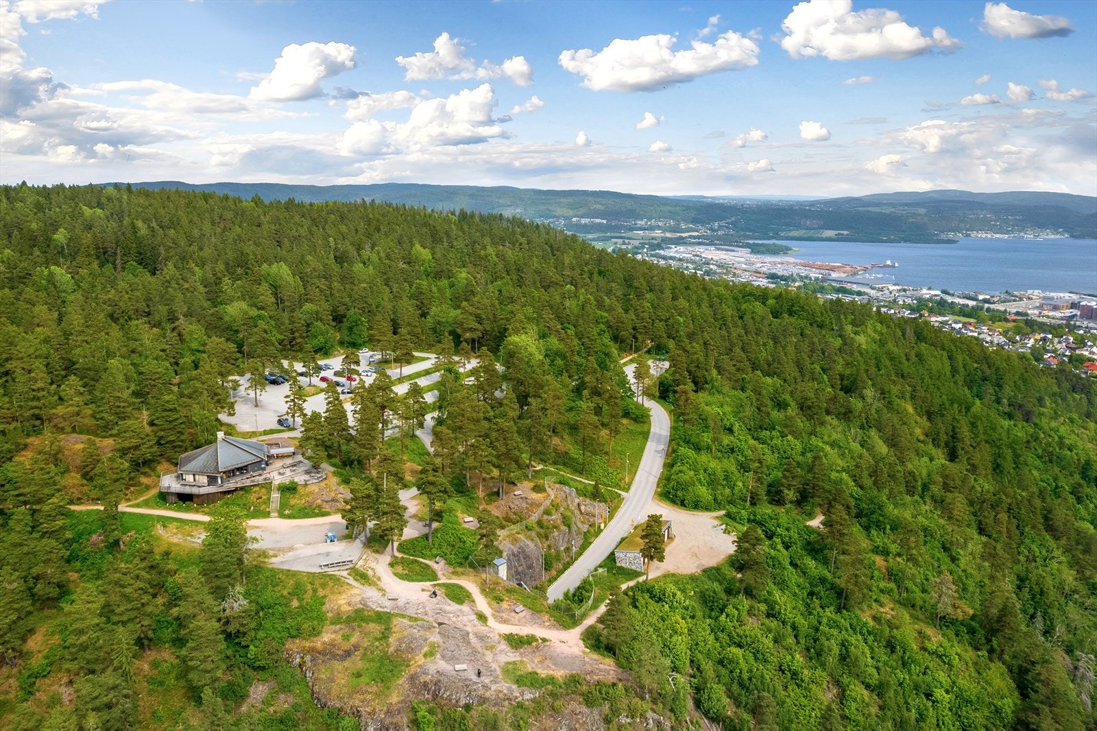 Man kan ta turen opp til den populære Spiraltoppen Galleribilde