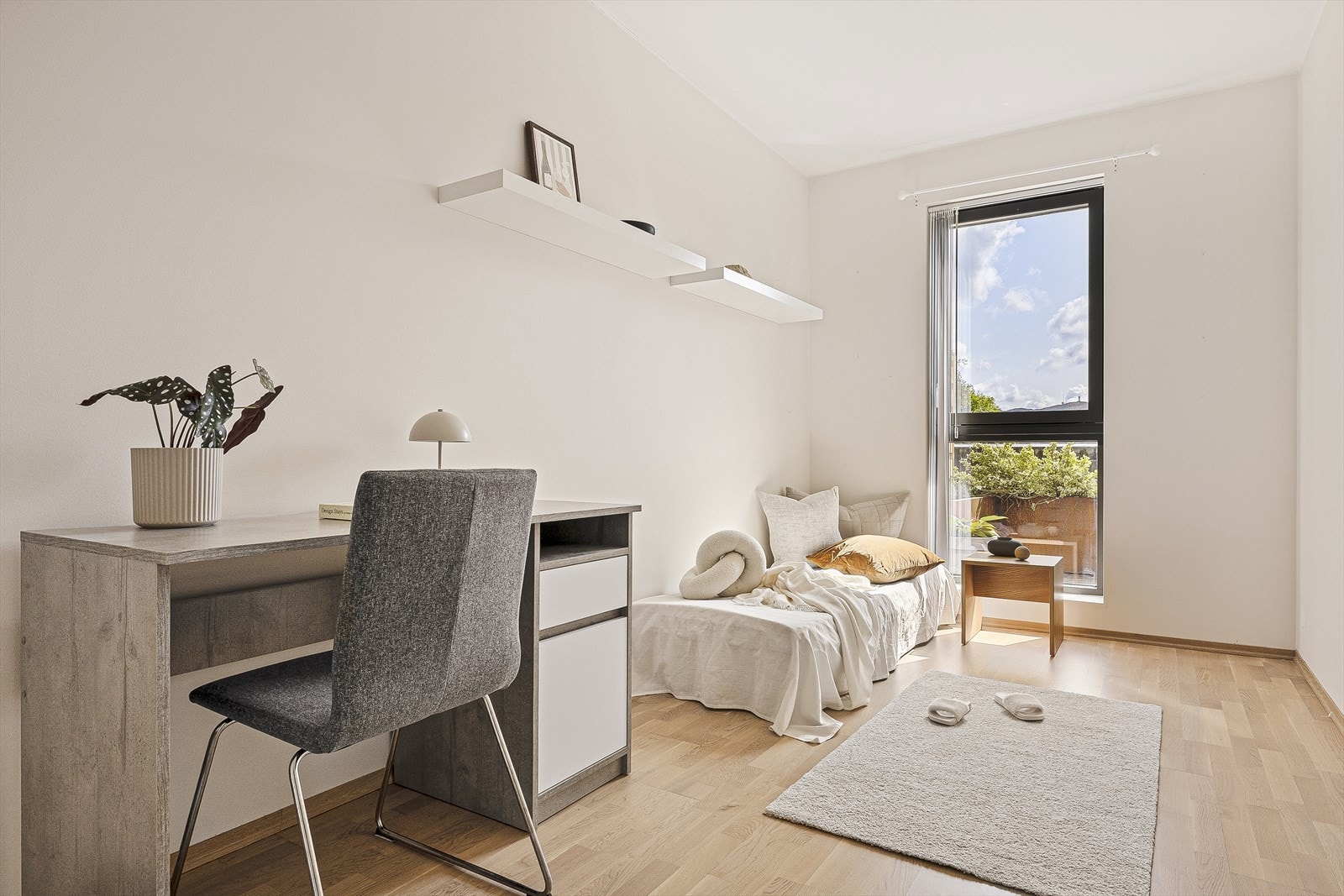 Soverom 2 måler 11,6 m² og passer ypperlig som barnerom, gjesterom eller kontor. Galleribilde