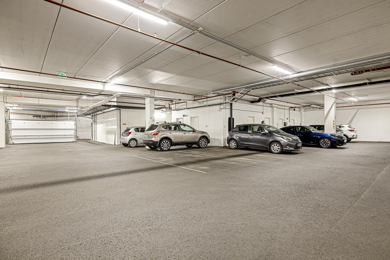 Leiligheten disponerer en egen fast garasjeplass Galleribilde