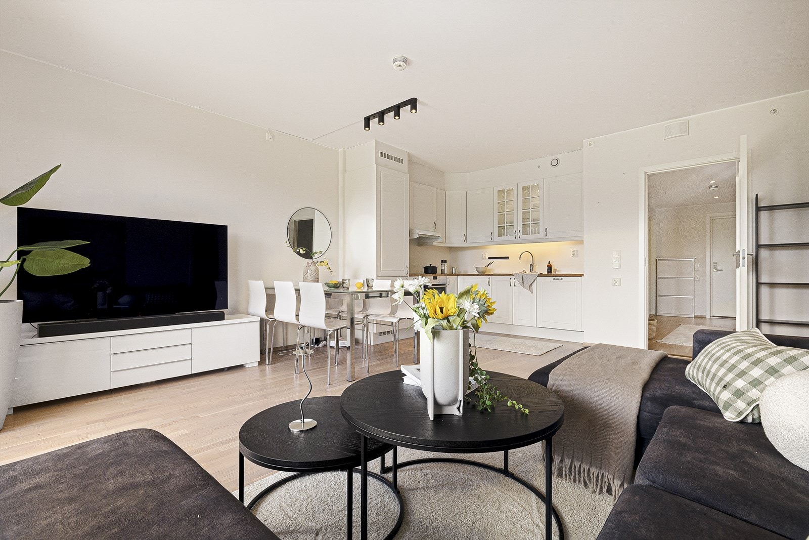 Stuen er romslig med god plass til både sofa- og spisegruppe. Galleribilde