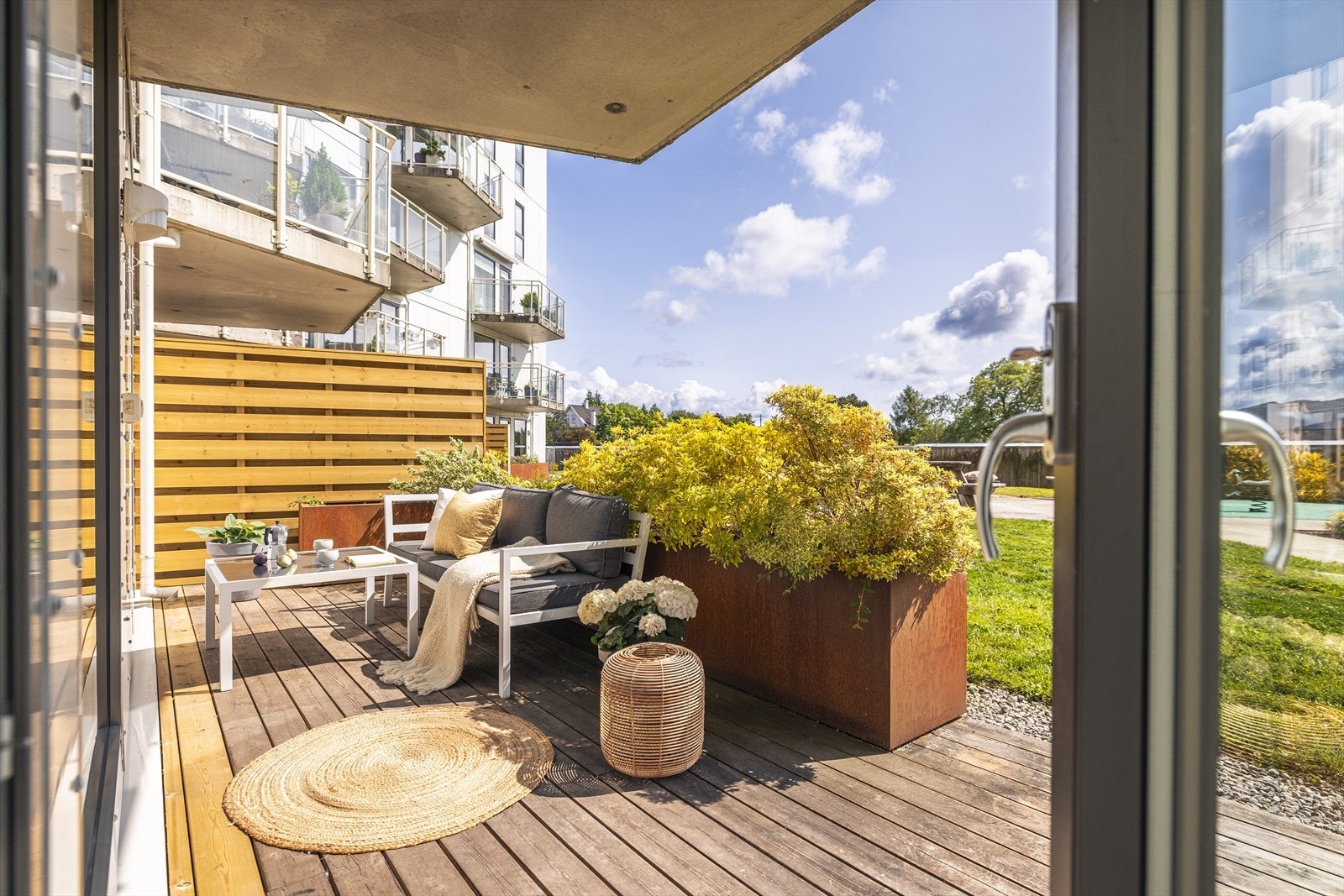 Fra stuen er det utgang til en vakker markterrasse på x m². Galleribilde