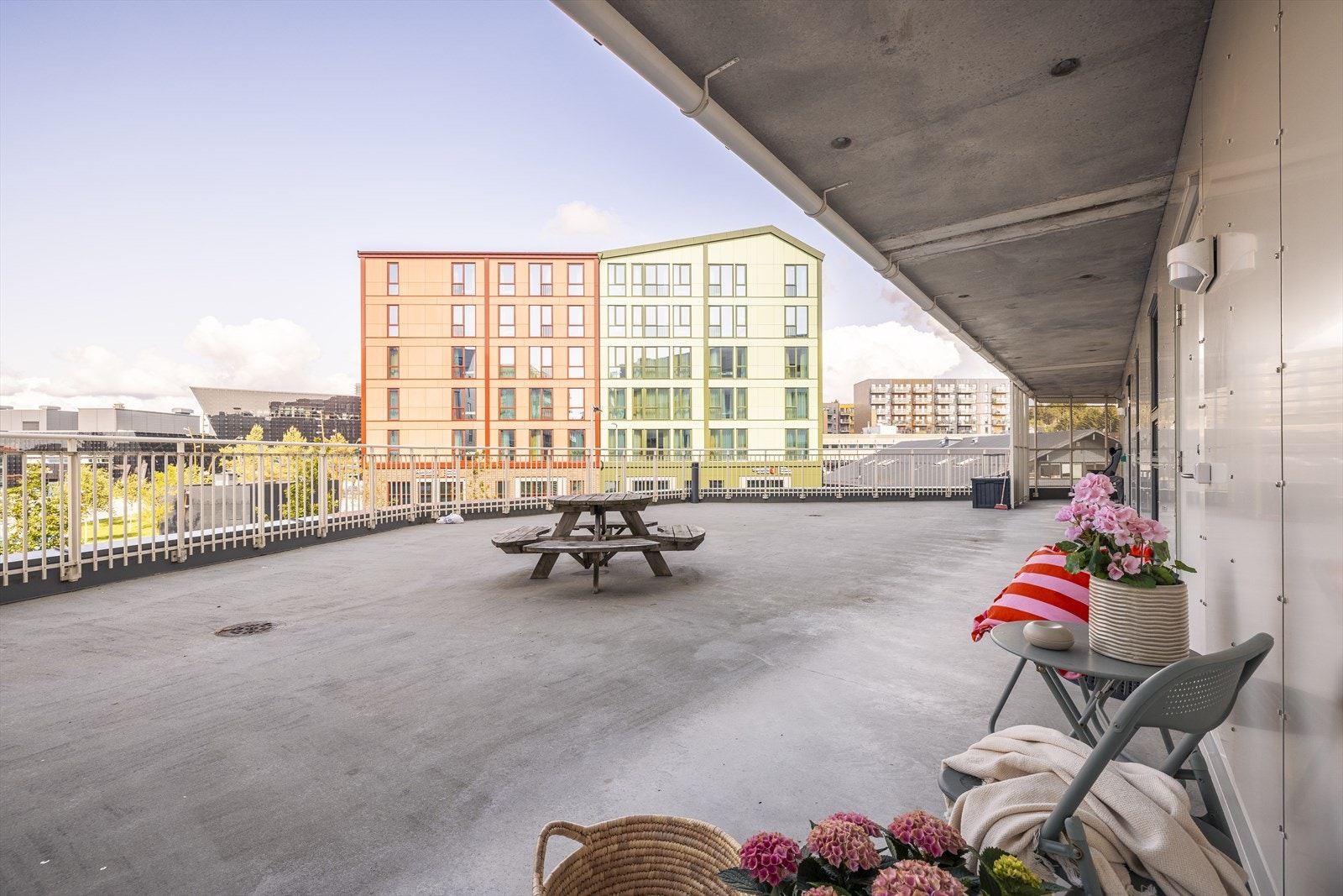Leiligheten ligger fint til i 2. etasje med enkel og direkte adkomst Galleribilde