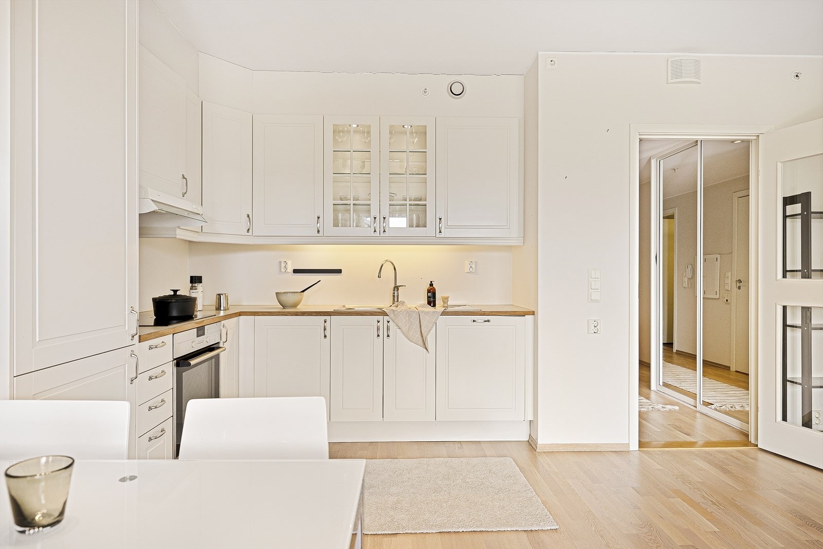 Kjøkkenet er utstyrt med integrerte hvitevarer, ventilator, waterguard, komfyrvakt og oppvaskmaskin. Galleribilde
