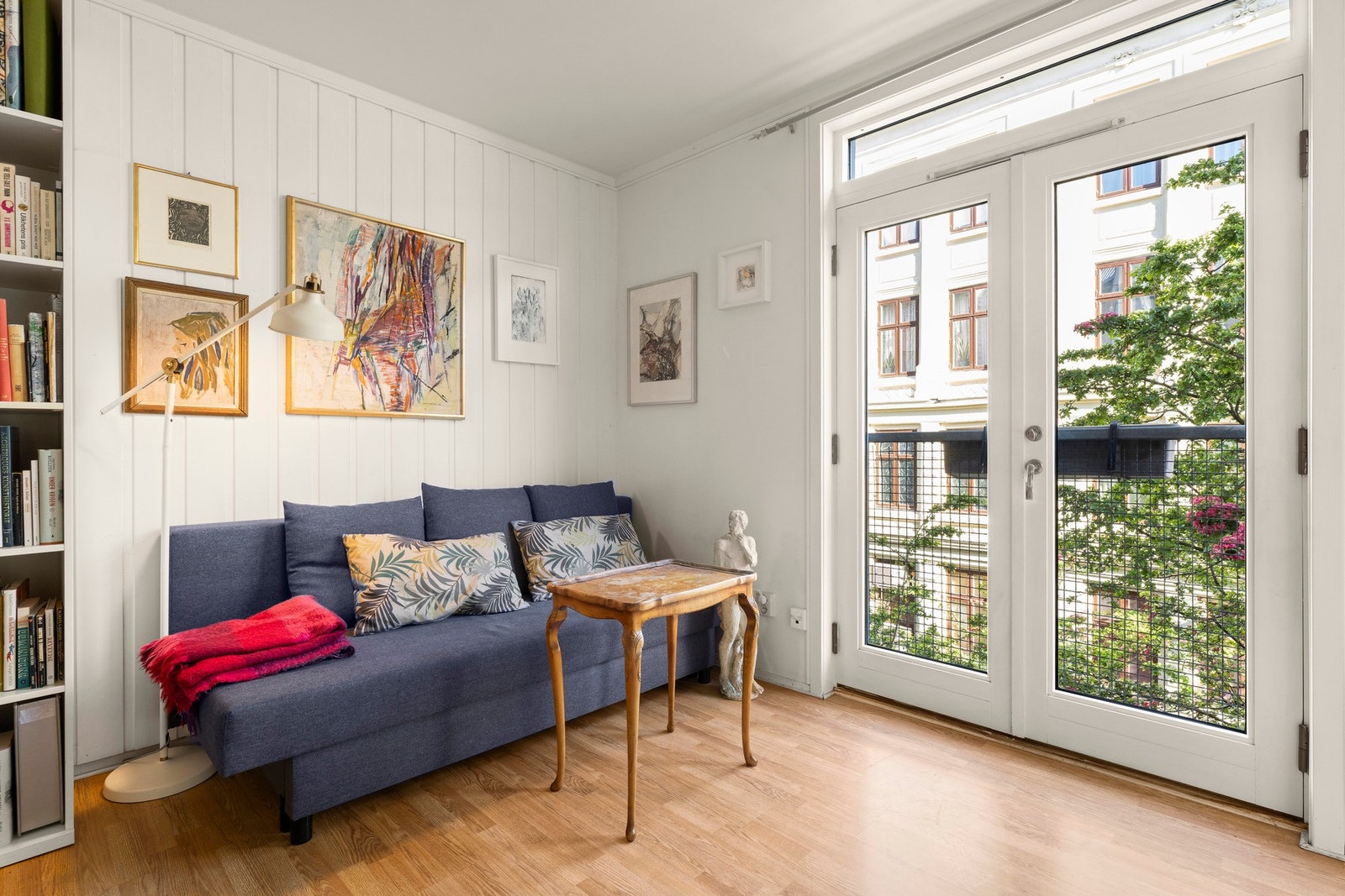 Stuen er lys og romslig og har utgang til en sjarmerende fransk balkong. Galleribilde