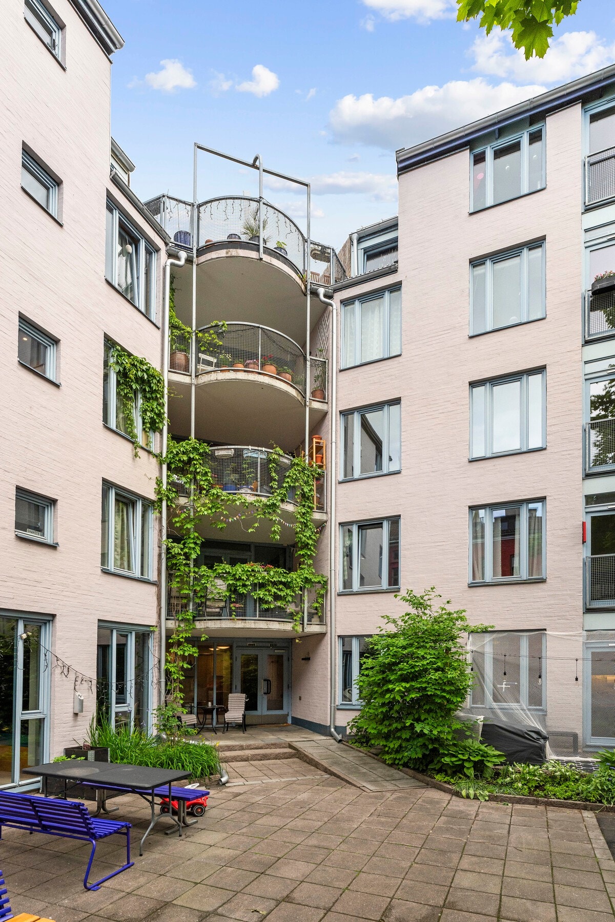 Byggets fasade sett fra bakgården. Galleribilde