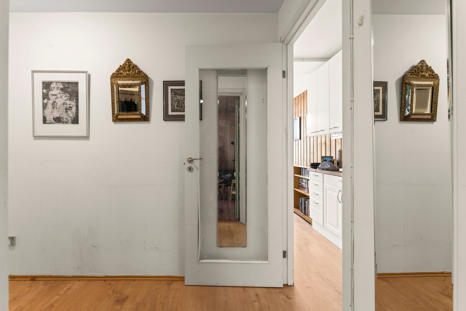 Entré med adkomst til kjøkken med god skapplass og naturlig lys. Galleribilde