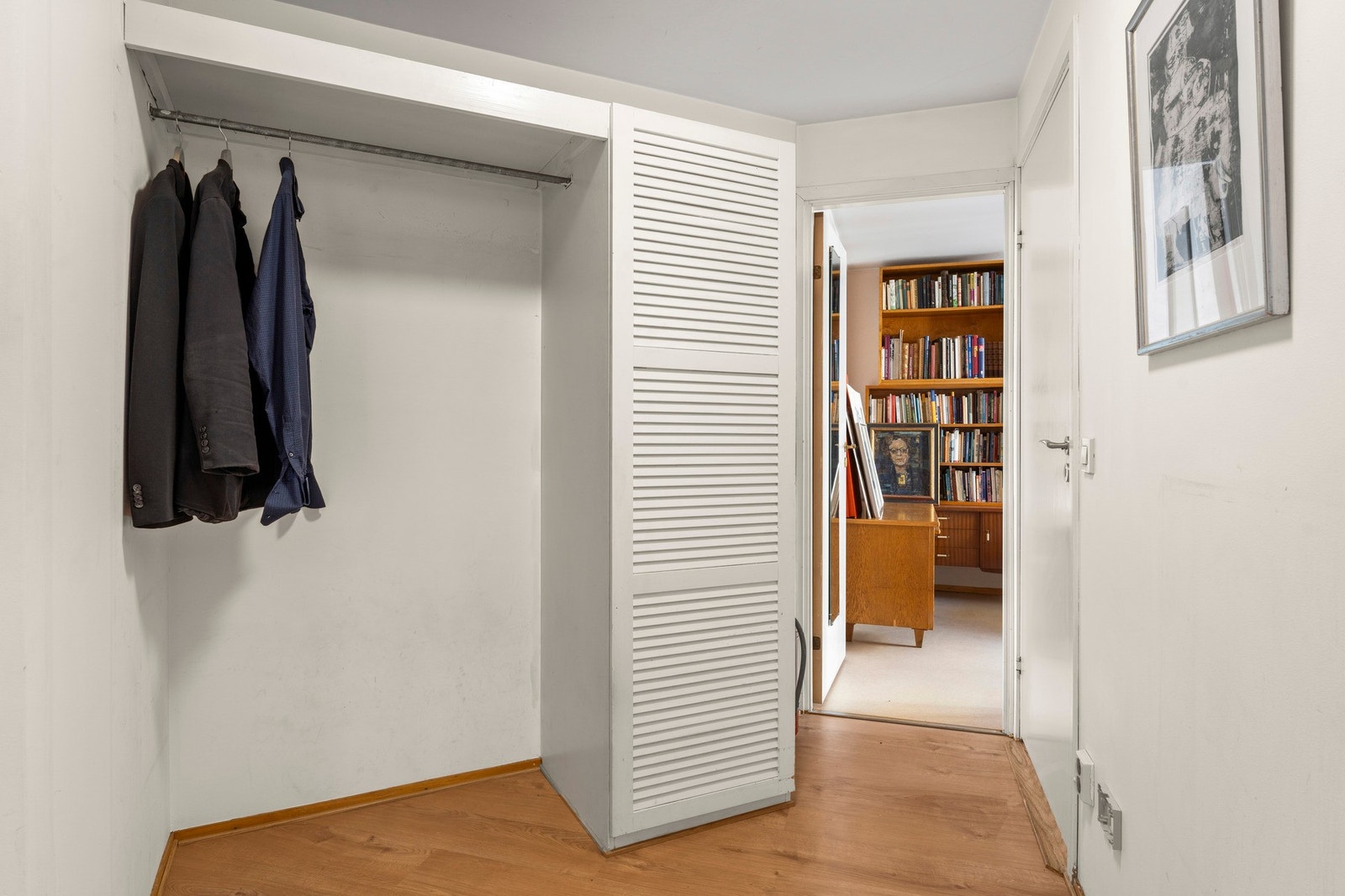 Luftig inngangsparti med god plass til oppbevaring av sko og yttertøy i åpent garderobeskap med skap, stang og hyller. Galleribilde